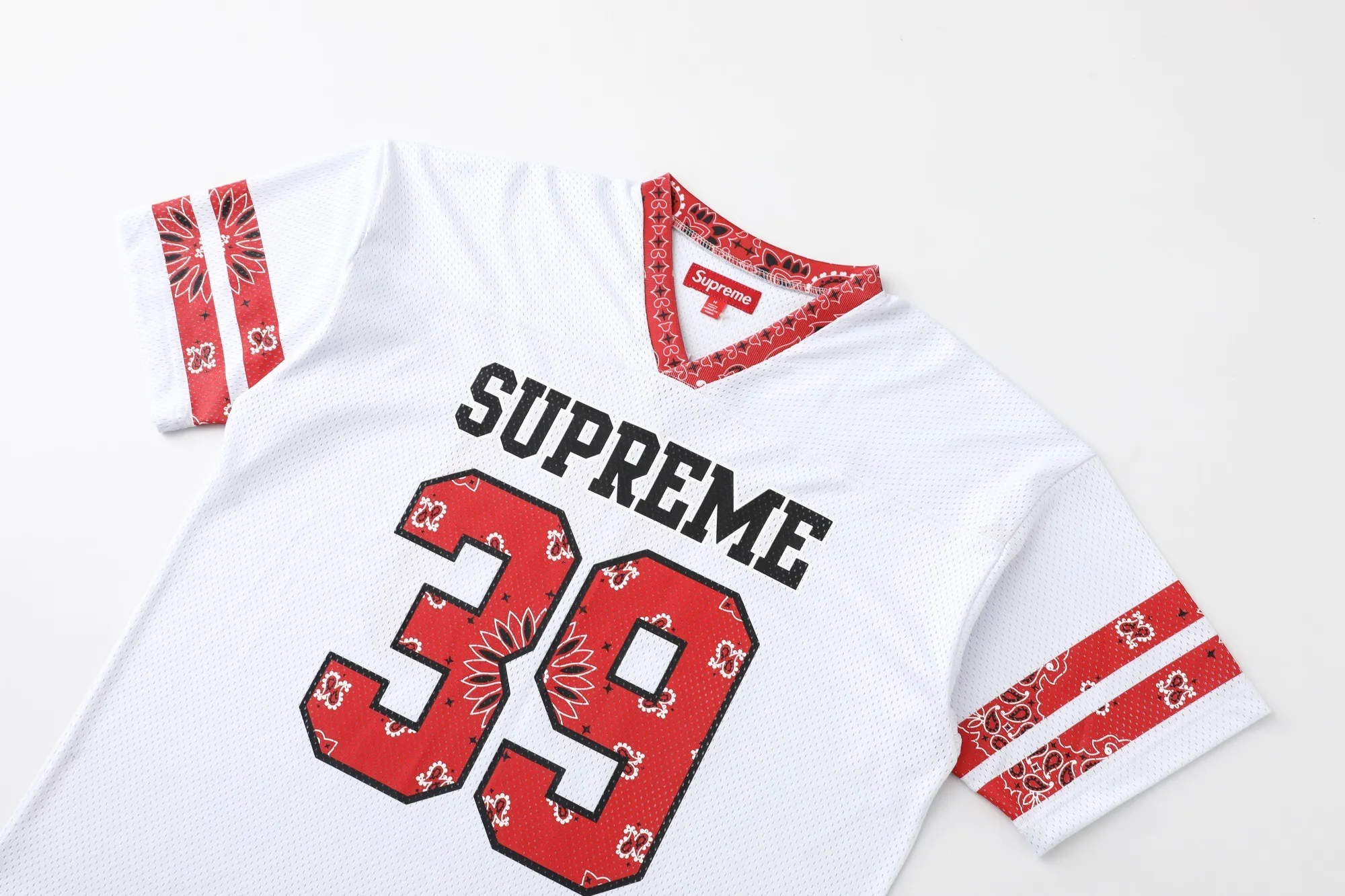 S632💰p220 Supreme SS25 WEEK14 Bandana Football Jersey logo Cashew flower element printed mesh American trendy football jersey, same style for men and women. Customized 250g mesh fabric. Imported glue printing. Multiple debugging. The color is correct. The pigment will not be printed into the mesh. The quality details are consistent with YB. The accessories are fully configured. A must-have for fashionistas. Color: black white (175 145 try on M) Size: S M L XL Bust Length Shoulder Width Sleeve Length S: 120 72 59 23 M: 124 74 60 24 L: 128 76 61 25 XL: 132 78 62 25.5