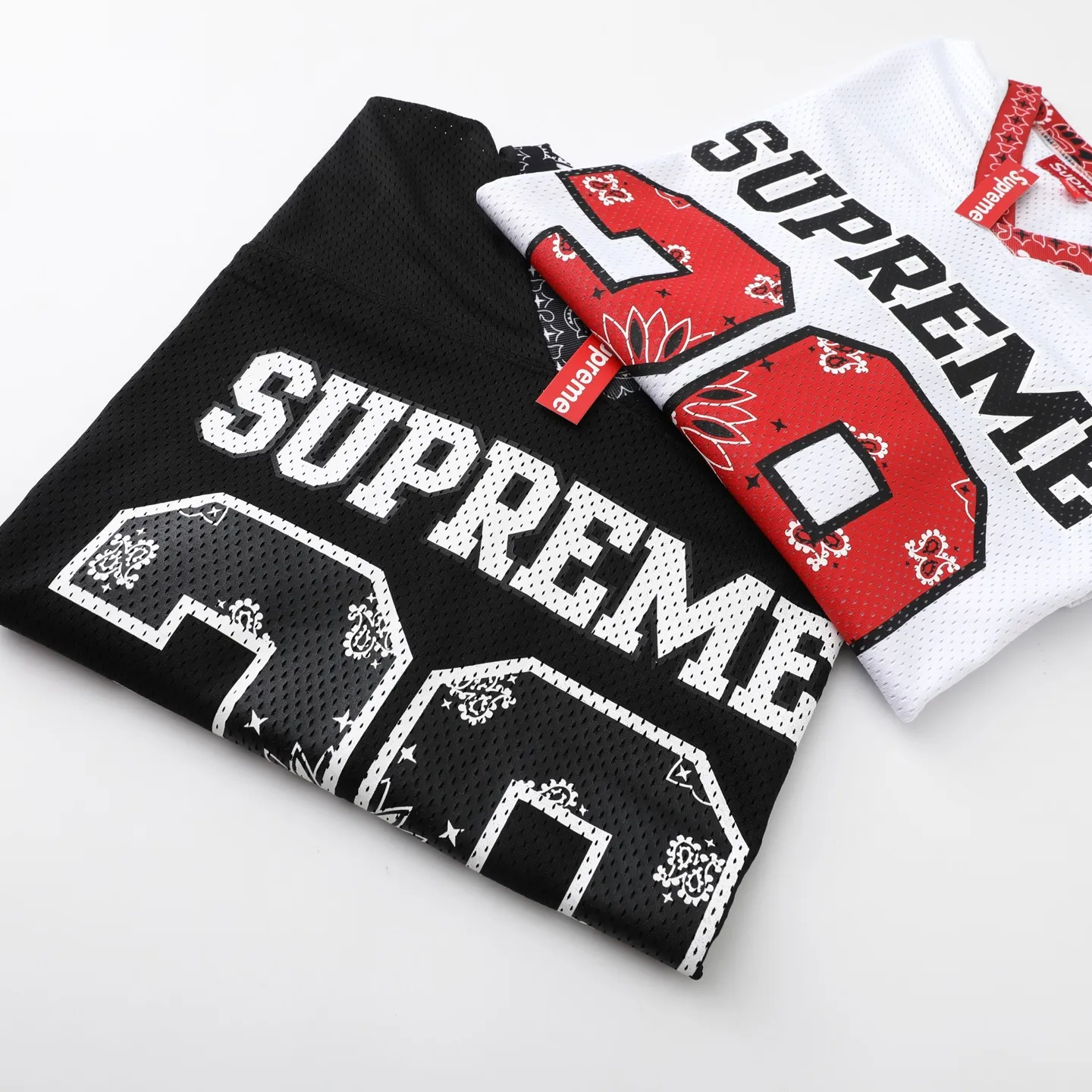 S632💰p220 Supreme SS25 WEEK14 Bandana Football Jersey logo Cashew flower element printed mesh American trendy football jersey, same style for men and women. Customized 250g mesh fabric. Imported glue printing. Multiple debugging. The color is correct. The pigment will not be printed into the mesh. The quality details are consistent with YB. The accessories are fully configured. A must-have for fashionistas. Color: black white (175 145 try on M) Size: S M L XL Bust Length Shoulder Width Sleeve Length S: 120 72 59 23 M: 124 74 60 24 L: 128 76 61 25 XL: 132 78 62 25.5