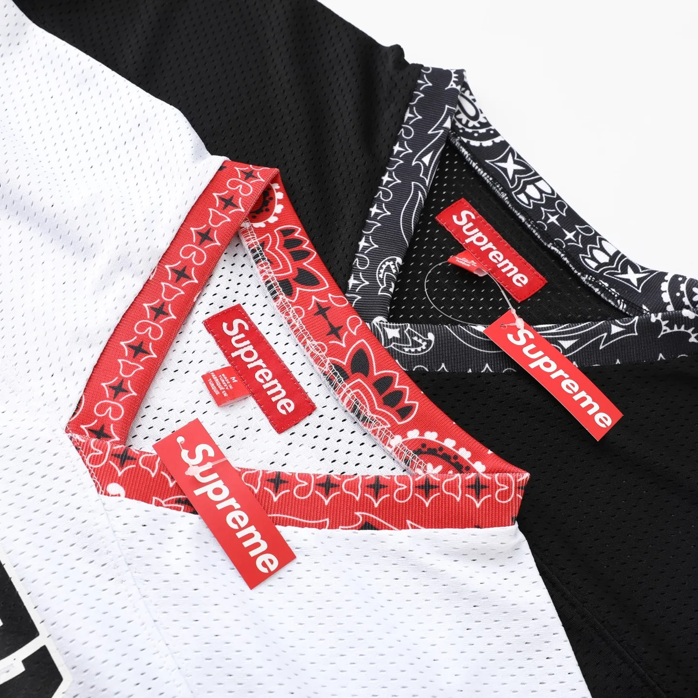 S632💰p220 Supreme SS25 WEEK14 Bandana Football Jersey logo Cashew flower element printed mesh American trendy football jersey, same style for men and women. Customized 250g mesh fabric. Imported glue printing. Multiple debugging. The color is correct. The pigment will not be printed into the mesh. The quality details are consistent with YB. The accessories are fully configured. A must-have for fashionistas. Color: black white (175 145 try on M) Size: S M L XL Bust Length Shoulder Width Sleeve Length S: 120 72 59 23 M: 124 74 60 24 L: 128 76 61 25 XL: 132 78 62 25.5