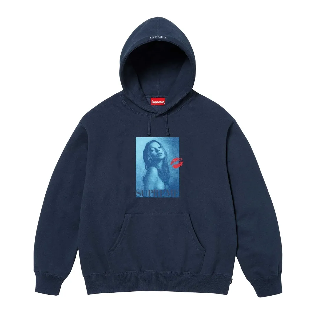 S608💰p320 Top version Supreme 24FW Kate Moss Hooded Kate Moss chest character avatar hoodie 1. Fabric: ZP testing, custom weaving and dyeing, pure cotton 460G plus velvet main fabric, horizontal cutting 520G 2X2 thread 2. Printing: Printing uses thermoset ink printing, also known as plastic ink, or self-adhesive ink. Its ingredients are: mainly composed of polyvinyl chloride (PVC) and phthalates. PVC and phthalates, color fixing agents, stabilizers, and thickeners are mixed to form thermoset ink. It is not the digital direct printing advertised on the market. The printing texture of thermoset ink cannot be achieved by digital direct printing. 3. Sewing process: Twelve places of the whole garment are made of boneless splicing technology, processed by experienced foreign trade factories (ordinary factories cannot do it) 4. Hem and cuffs: all use 520G inelastic threads (low-end products use elastic threads to cause the hem and cuffs to appear wavy) 5. Customized ZP main label/wash water mark/tag/packaging bag (equipped with an extra-large thickened handbag) Color: black/grey/navy blue Size: S/M/L/XL