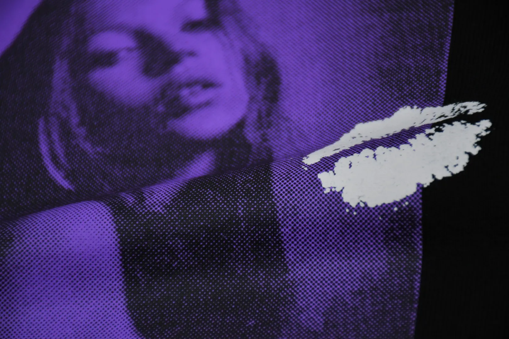 S608💰p320 Top version Supreme 24FW Kate Moss Hooded Kate Moss chest character avatar hoodie 1. Fabric: ZP testing, custom weaving and dyeing, pure cotton 460G plus velvet main fabric, horizontal cutting 520G 2X2 thread 2. Printing: Printing uses thermoset ink printing, also known as plastic ink, or self-adhesive ink. Its ingredients are: mainly composed of polyvinyl chloride (PVC) and phthalates. PVC and phthalates, color fixing agents, stabilizers, and thickeners are mixed to form thermoset ink. It is not the digital direct printing advertised on the market. The printing texture of thermoset ink cannot be achieved by digital direct printing. 3. Sewing process: Twelve places of the whole garment are made of boneless splicing technology, processed by experienced foreign trade factories (ordinary factories cannot do it) 4. Hem and cuffs: all use 520G inelastic threads (low-end products use elastic threads to cause the hem and cuffs to appear wavy) 5. Customized ZP main label/wash water mark/tag/packaging bag (equipped with an extra-large thickened handbag) Color: black/grey/navy blue Size: S/M/L/XL