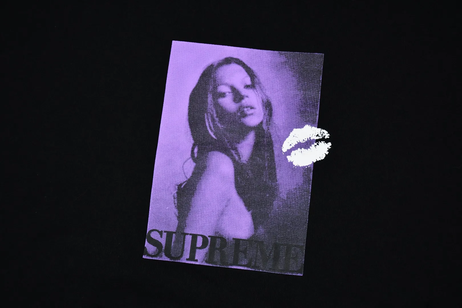 S608💰p320 Top version Supreme 24FW Kate Moss Hooded Kate Moss chest character avatar hoodie 1. Fabric: ZP testing, custom weaving and dyeing, pure cotton 460G plus velvet main fabric, horizontal cutting 520G 2X2 thread 2. Printing: Printing uses thermoset ink printing, also known as plastic ink, or self-adhesive ink. Its ingredients are: mainly composed of polyvinyl chloride (PVC) and phthalates. PVC and phthalates, color fixing agents, stabilizers, and thickeners are mixed to form thermoset ink. It is not the digital direct printing advertised on the market. The printing texture of thermoset ink cannot be achieved by digital direct printing. 3. Sewing process: Twelve places of the whole garment are made of boneless splicing technology, processed by experienced foreign trade factories (ordinary factories cannot do it) 4. Hem and cuffs: all use 520G inelastic threads (low-end products use elastic threads to cause the hem and cuffs to appear wavy) 5. Customized ZP main label/wash water mark/tag/packaging bag (equipped with an extra-large thickened handbag) Color: black/grey/navy blue Size: S/M/L/XL