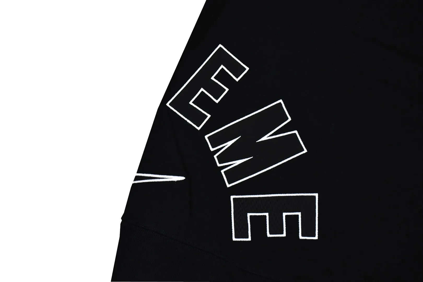 🅿️290 S252 top version Supreme Nike Arc Crewneck co-branded embroidered fleece round neck sweatshirt. For those of us who focus on top Supreme, this sweatshirt is naturally available at our fingertips. ZP purchase and pattern making operation 1. Fabric: ZP testing, custom weaving and dyeing, pure cotton 460G plus velvet main fabric, horizontal cutting, side stitching 520G 2X2 thread 2. Embroidery: embroidery equipment Behringer BEKS-Y924 machine is used (a level higher than Tajima embroidery machine). The thickness, saturation and size of the embroidery are all consistent. 3. Sewing process: Four-needle and six-thread boneless splicing technology is used in twelve places on the whole garment. Processed by a senior foreign trade factory (cannot be done by ordinary factories) 4. Hem and cuffs: all use 520G non-elastic threads (low-end goods use elastic threads, causing the hem and cuffs to appear wavy) 5. Customized ZP main label/wash label/tag/packaging bag (equipped with extra large thickened handbag) Size: S~XL