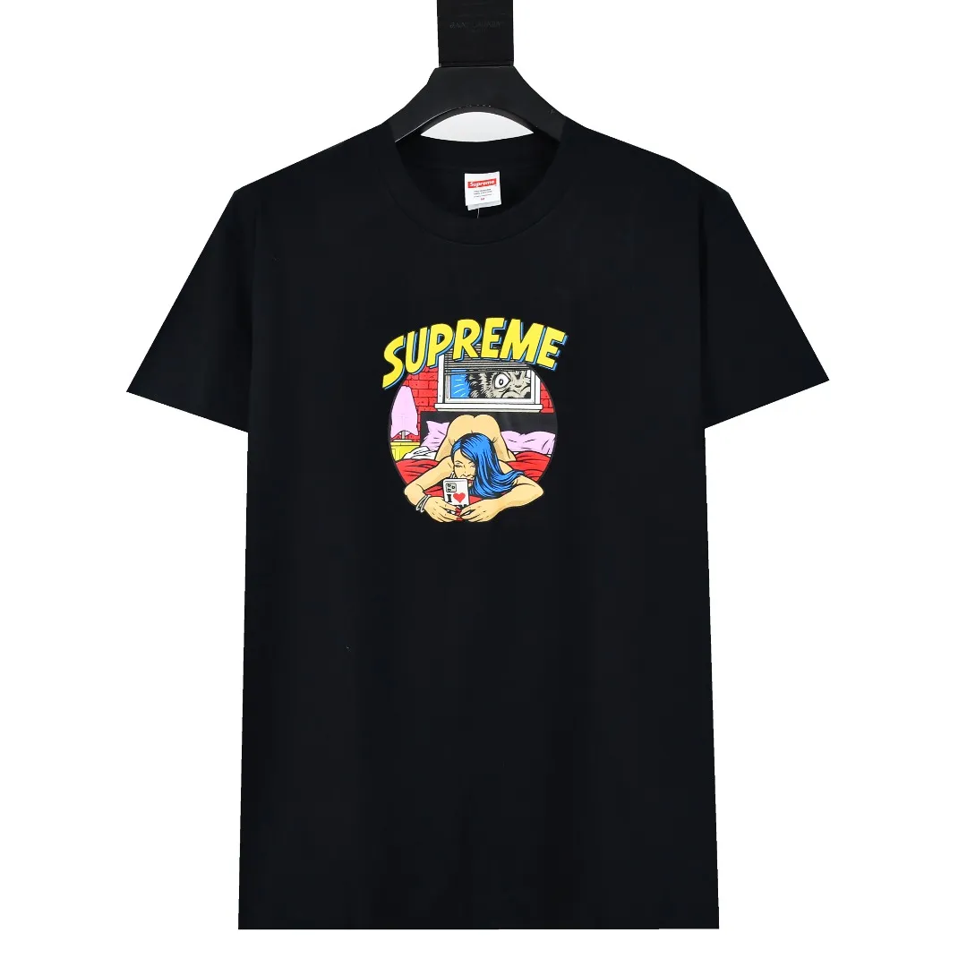 S432💰P140 Top version Supreme 25ss Bedroom Bedroom comic sexy girl printed short-sleeved T-shirt. Refuse to look at pictures to make products. Refuse to compare with wrong versions. Use cylindrical seamless technology (original technology. There are no stitched bones on the side of the clothes. Key points of identification) The fabrics are all custom-woven and dyed, 280g weight, 100% cotton, cylindrical fabric. Cylindrical fabric is a knitted fabric woven with a cylinder loom. The needles are distributed in a cylindrical shape on the fuselage. The gray fabric is a large cylinder, which needs to be opened and shaped before it can be used further. There are no slits on the side of the clothes, so there is no washing label on the side of ordinary short-sleeves. There is only one collar label behind the neck. The printing uses heat-setting ink printing imported from Belgium (different from conventional heat transfer printing on the market), also known as plastic ink, or self-adhesive ink. Its ingredients: mainly composed of polyvinyl chloride (PVC) and phthalates, including PVC, phthalates, and color fixing agents. , stabilizer, and thickener are mixed to form thermoset ink, which is not the digital direct printing marketed on the market. The printing texture of thermoset ink cannot be achieved by digital direct printing. The new triple collar label has a watermark anti-counterfeiting effect, real anti-counterfeiting layer, and has a high probability of passing the approved version. The original packaging picture has a high probability of passing Size：S-XL