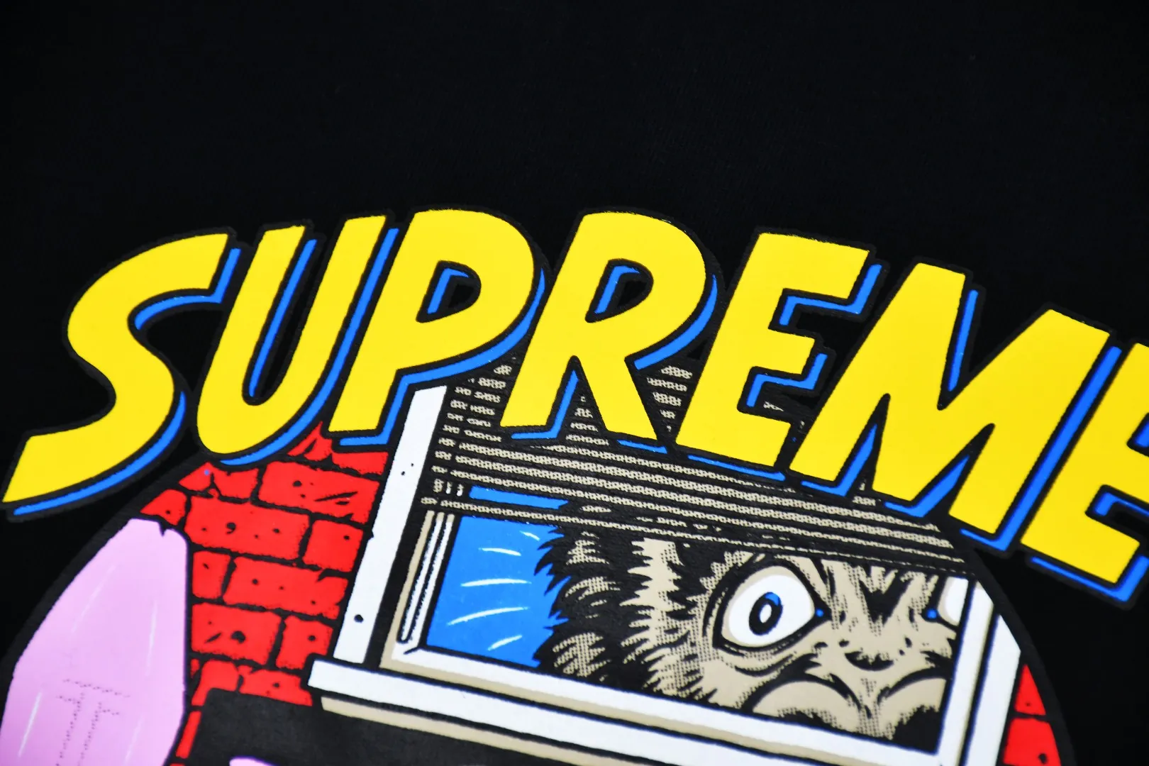 S432💰P140 Top version Supreme 25ss Bedroom Bedroom comic sexy girl printed short-sleeved T-shirt. Refuse to look at pictures to make products. Refuse to compare with wrong versions. Use cylindrical seamless technology (original technology. There are no stitched bones on the side of the clothes. Key points of identification) The fabrics are all custom-woven and dyed, 280g weight, 100% cotton, cylindrical fabric. Cylindrical fabric is a knitted fabric woven with a cylinder loom. The needles are distributed in a cylindrical shape on the fuselage. The gray fabric is a large cylinder, which needs to be opened and shaped before it can be used further. There are no slits on the side of the clothes, so there is no washing label on the side of ordinary short-sleeves. There is only one collar label behind the neck. The printing uses heat-setting ink printing imported from Belgium (different from conventional heat transfer printing on the market), also known as plastic ink, or self-adhesive ink. Its ingredients: mainly composed of polyvinyl chloride (PVC) and phthalates, including PVC, phthalates, and color fixing agents. , stabilizer, and thickener are mixed to form thermoset ink, which is not the digital direct printing marketed on the market. The printing texture of thermoset ink cannot be achieved by digital direct printing. The new triple collar label has a watermark anti-counterfeiting effect, real anti-counterfeiting layer, and has a high probability of passing the approved version. The original packaging picture has a high probability of passing Size：S-XL