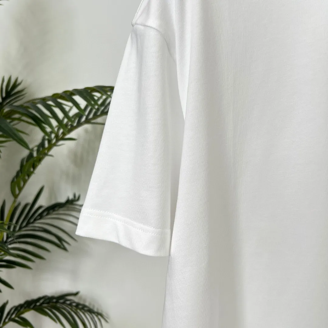 P150 Supreme co-branded off short-sleeved T-shirt is made of 250g Solona fabric. The whole piece is made of three-needle five-thread technology. The neckline-shoulder seam-sleeve seam is double-lined, which looks more three-dimensional and textured. The same craftsmanship as the authentic original version. Classic version. Feel free to compare. XL XXL
