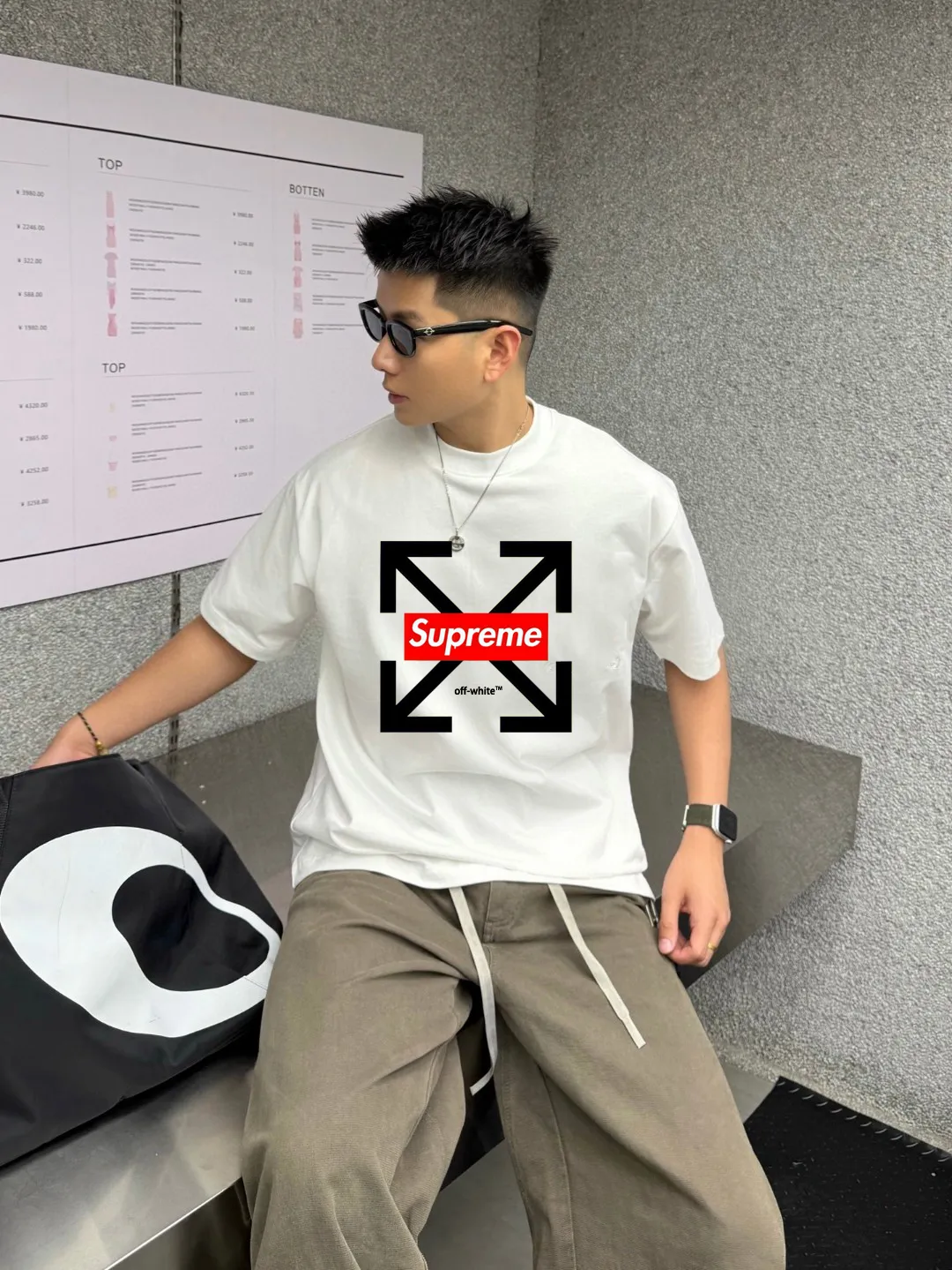 P150 Supreme co-branded off short-sleeved T-shirt is made of 250g Solona fabric. The whole piece is made of three-needle five-thread technology. The neckline-shoulder seam-sleeve seam is double-lined, which looks more three-dimensional and textured. The same craftsmanship as the authentic original version. Classic version. Feel free to compare. XL XXL