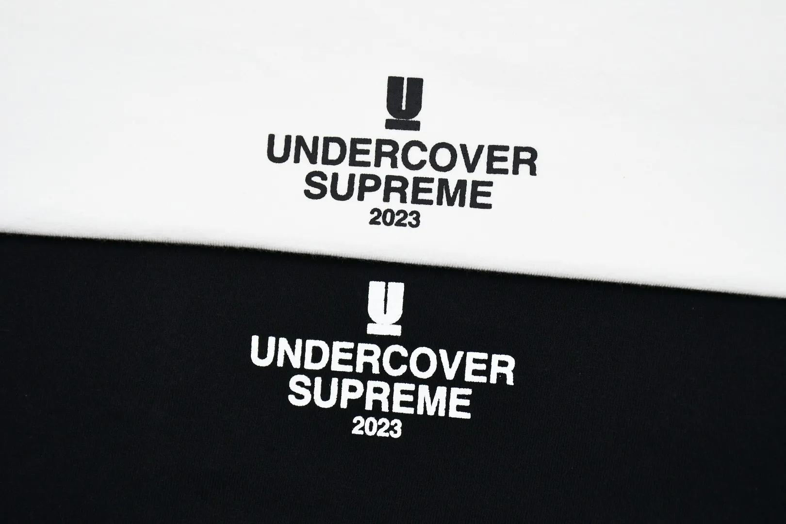🅿️130 S112 The Supreme The fabrics are all custom-woven and dyed, 280g weight, 100% cotton, cylindrical fabric. Cylindrical fabric is a knitted fabric woven with a cylinder loom. The needles are distributed in a cylindrical shape on the fuselage. The gray fabric is a large cylinder, which needs to be opened and shaped before it can be used further. There are no slits on the side of the clothes, so there is no washing label on the side of ordinary short-sleeves. There is only one collar label behind the neck. The printing uses thermosetting ink printing imported from Belgium, also known as plastic ink, or self-adhesive ink. Its ingredients are: mainly composed of polyvinyl chloride (PVC) and phthalates, including PVC and phthalates, color fixing agents, and stabilizers. The thermosetting ink is composed of a mixture of agents and thickeners, which is not the digital direct printing advertised on the market. The printing texture of thermosetting ink is unachievable by digital direct printing. The collar label has a watermark anti-counterfeiting effect, a real anti-counterfeiting layer, a version with a high probability of passing the inspection, and the original packaging picture has a high probability of passing the test. Size：S-XL