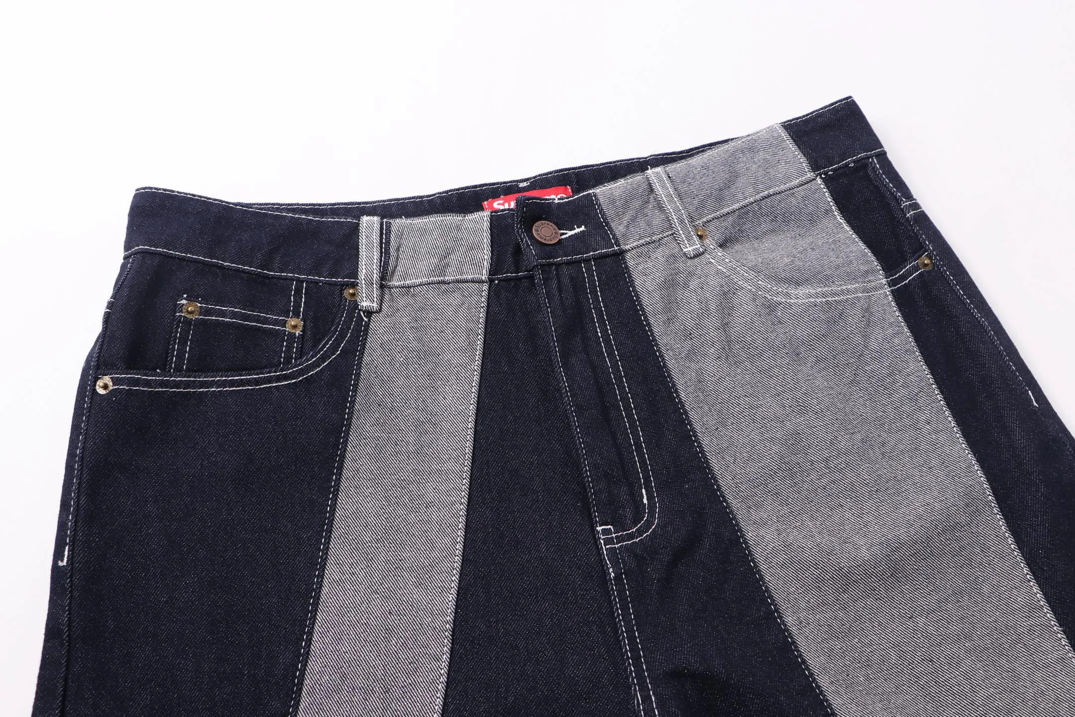 P240 model number: H82 Supreme & SS25 Paris fashion double patch small embroidery 🪡 embroidered color jeans for the opening season. Styles with different wash textures, very friendly to people with thin legs and thick legs. The slightly flared version is very flattering to the leg shape. Moderate length that never goes out of style, easy and casual to match, basic styling for various styles, a must-have in the wardrobe! The fabric is stiff but also makes the upper body soft without losing texture. The washing process is even more perfect. It is a must-have item for everyone! ! ! Washed wheat, hangtag, pants label, complete with three labels Size: 28-30-32-34-36 Color: Original color
