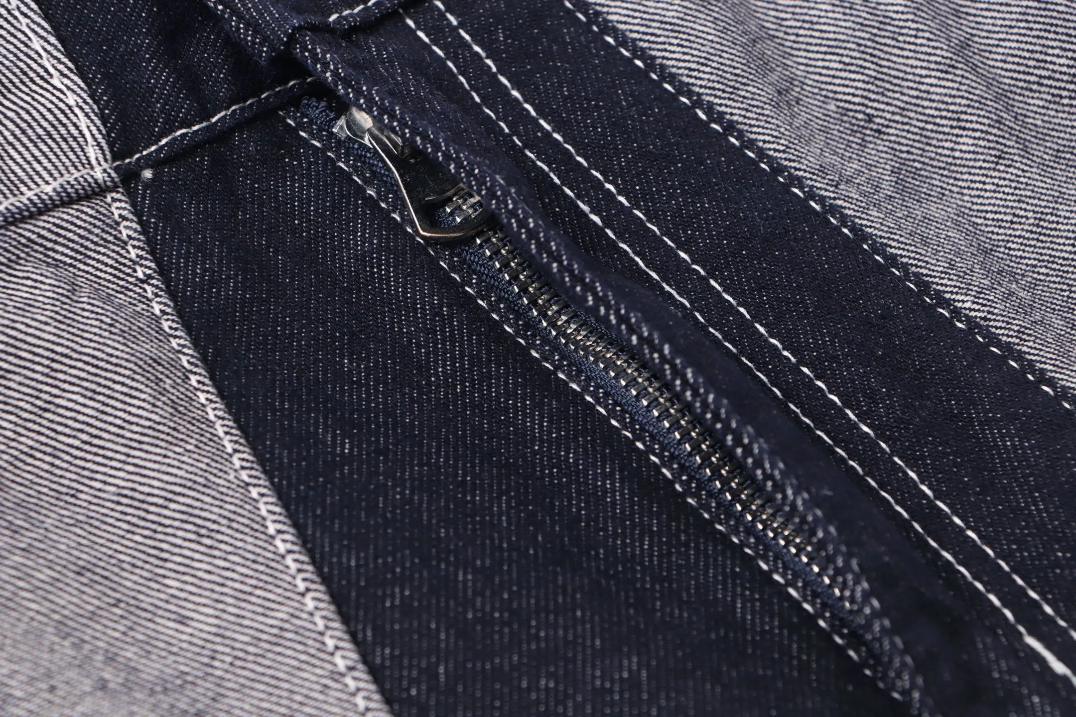 P240 model number: H82 Supreme & SS25 Paris fashion double patch small embroidery 🪡 embroidered color jeans for the opening season. Styles with different wash textures, very friendly to people with thin legs and thick legs. The slightly flared version is very flattering to the leg shape. Moderate length that never goes out of style, easy and casual to match, basic styling for various styles, a must-have in the wardrobe! The fabric is stiff but also makes the upper body soft without losing texture. The washing process is even more perfect. It is a must-have item for everyone! ! ! Washed wheat, hangtag, pants label, complete with three labels Size: 28-30-32-34-36 Color: Original color