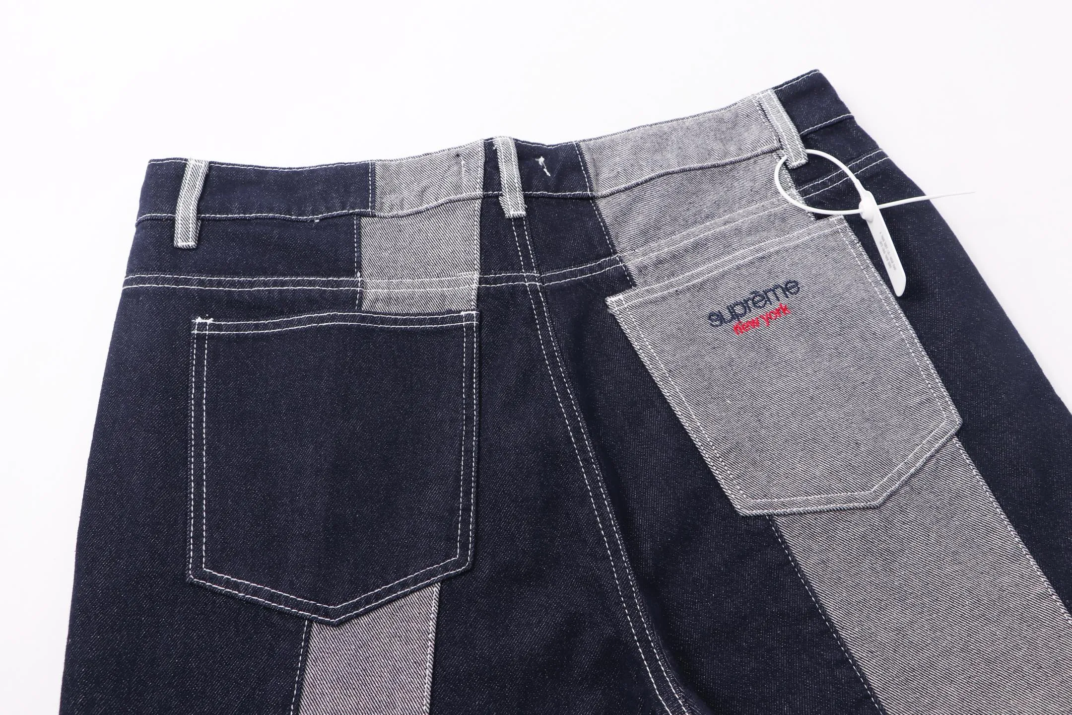 P240 model number: H82 Supreme & SS25 Paris fashion double patch small embroidery 🪡 embroidered color jeans for the opening season. Styles with different wash textures, very friendly to people with thin legs and thick legs. The slightly flared version is very flattering to the leg shape. Moderate length that never goes out of style, easy and casual to match, basic styling for various styles, a must-have in the wardrobe! The fabric is stiff but also makes the upper body soft without losing texture. The washing process is even more perfect. It is a must-have item for everyone! ! ! Washed wheat, hangtag, pants label, complete with three labels Size: 28-30-32-34-36 Color: Original color