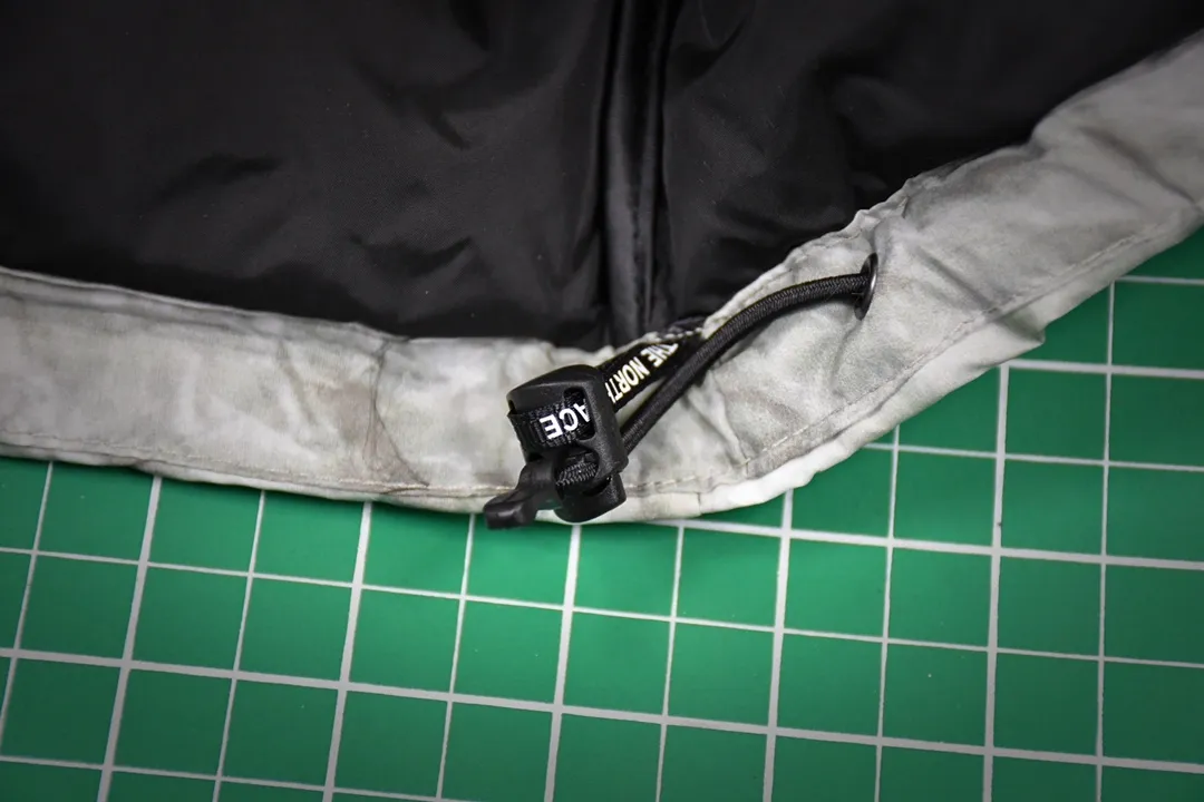 MX28# Exclusive quality 💰p630 Tested version Supreme FW19 The North Face Paper Print Nuptse North Face Wrinkle Paper Waste Paper Down Jacket Fabric: The fabric production process is completely compared to ZP. It uses 400T nylon 0.05×0.05 dark grid fabric. The hat shoulders and lining are made of the same fabric. This is consistent with ZP. Inner storage bag design. The entire down jacket can be stored in a small bag for easy storage and portability. Printing: Use the pattern of waste paper pleats. Light gray with a little dark green. It is definitely not the off-white that is printed on the market. Down filling: 560 grams of national standard 90 white duck down is filled inside. Full warmth retention effect. 700 fill power. Invincible effect. ZP14070➕Purchased for printing. The only correct version on the market. All details are consistent with ZP. No changes have been made. Details are in place. Authentic quality. Full of sincerity. Reprinted and sold. Size: S-XL