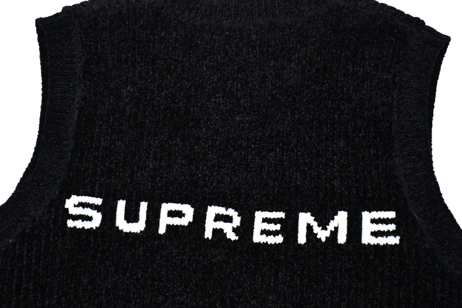 S594💰p260 Top version Supreme 24FW CHENILLE SWEATER VEST Chenille sweater vest OS version Same style for men and women Customized YB texture wash mark Wool: 26 count chenille wool Weaving method: matrix knitting Number of needles: multi-gauge Machine: German STOLL computerized flat knitting machine Size: S~XL Color: black blue