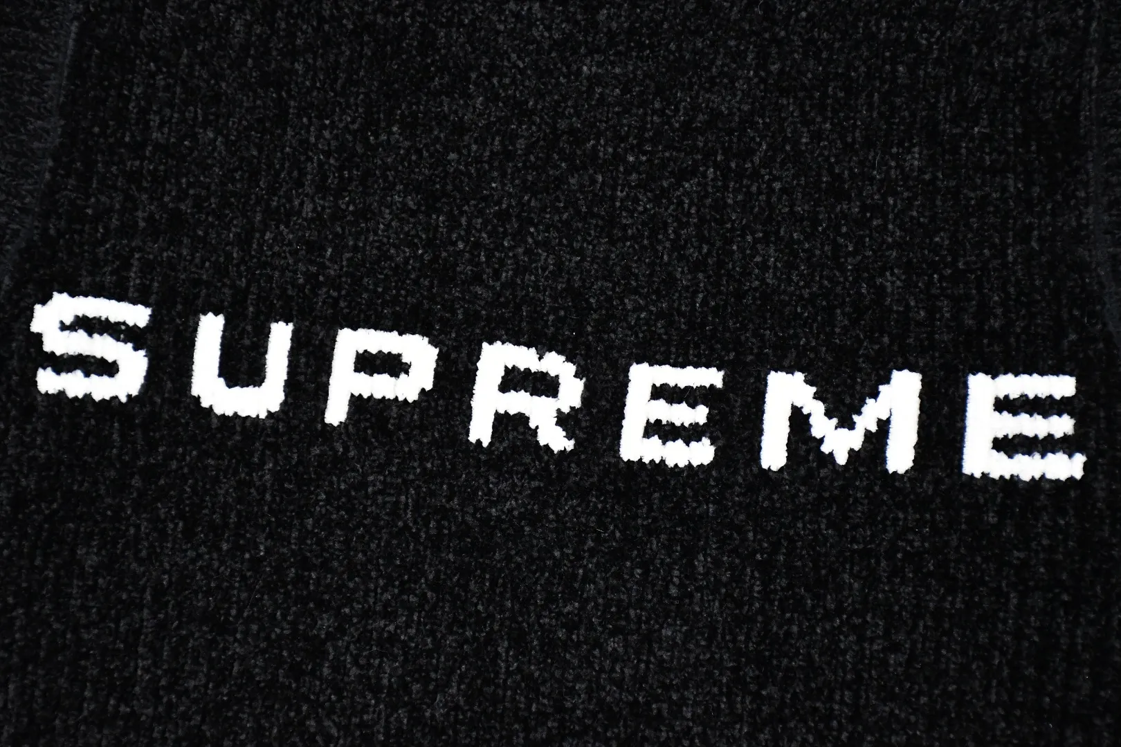S594💰p260 Top version Supreme 24FW CHENILLE SWEATER VEST Chenille sweater vest OS version Same style for men and women Customized YB texture wash mark Wool: 26 count chenille wool Weaving method: matrix knitting Number of needles: multi-gauge Machine: German STOLL computerized flat knitting machine Size: S~XL Color: black blue