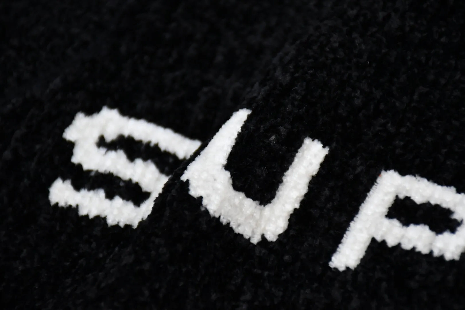 S594💰p260 Top version Supreme 24FW CHENILLE SWEATER VEST Chenille sweater vest OS version Same style for men and women Customized YB texture wash mark Wool: 26 count chenille wool Weaving method: matrix knitting Number of needles: multi-gauge Machine: German STOLL computerized flat knitting machine Size: S~XL Color: black blue