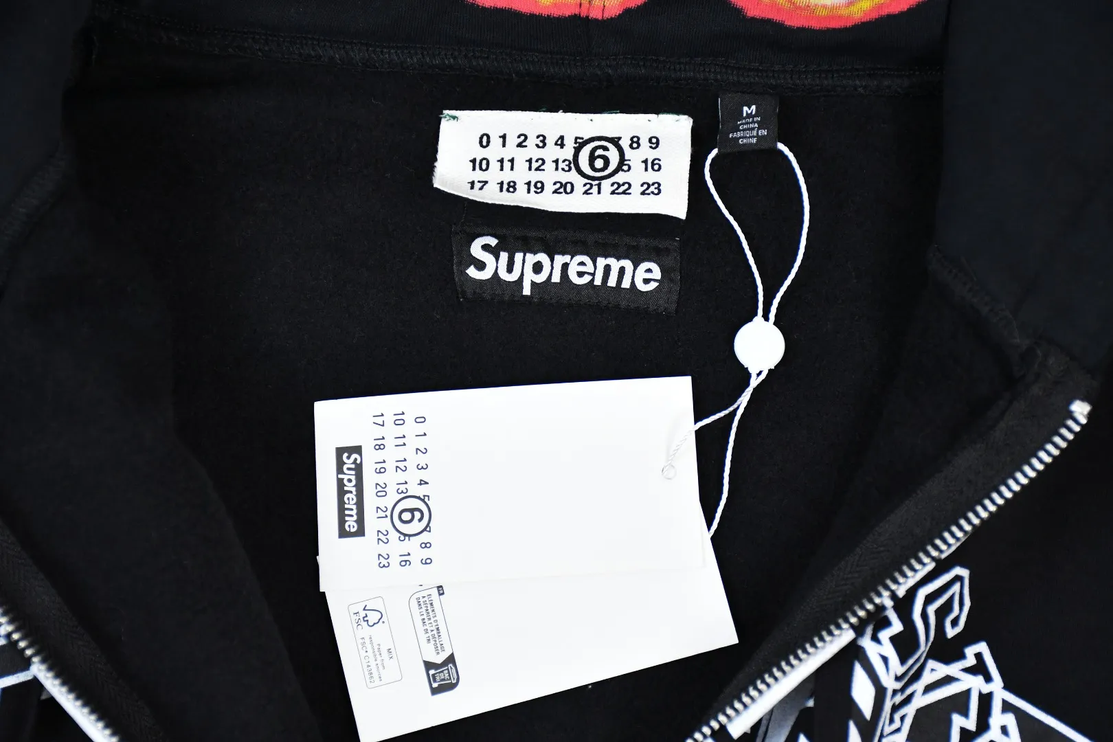S574💰p520 Top version Supreme 24ss MM6 Margiela joint skull and will-o'-the-wisp zipper hoodie ZP test Custom weaving and dyeing Pure cotton 460G fleece main fabric Garment destruction treatment Printing uses thermoset ink printing, also known as plastic ink, or self-adhesive ink. Its ingredients are: mainly composed of polyvinyl chloride (PVC) and phthalates. PVC and phthalates, color fixing agents, stabilizers, and thickeners are mixed to form thermoset ink. It is not the digital direct printing advertised on the market. The printing texture of thermoset ink is something that cannot be achieved by digital direct printing. Customized ZP co-branding YKK zipper/main label/wash label/tag/packaging bag (equipped with extra-large thickened handbag) There is a probability of passing the inspection version, and the original packaging picture has a high probability of passing Size: S-XL