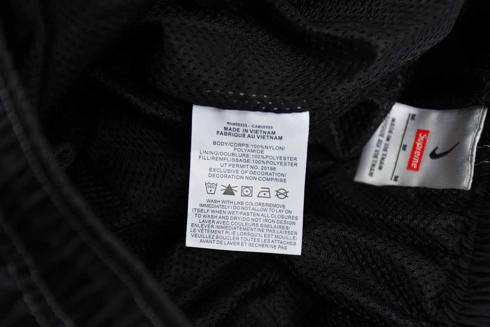S287 black 💰p360 gradient 💰p440 top version Supreme And the sizes are all ZP consistent. 3. Sewing process: Four needles and six threads are used in 12 places on the whole garment without bone splicing process. Processed by experienced foreign trade factories (ordinary factories cannot do it) 4. Customized ZP main label/wash water label/tag/zipper/packaging bag (equipped with extra large thickened handbag) Color: Black Gradient Size: S/M/L/XL