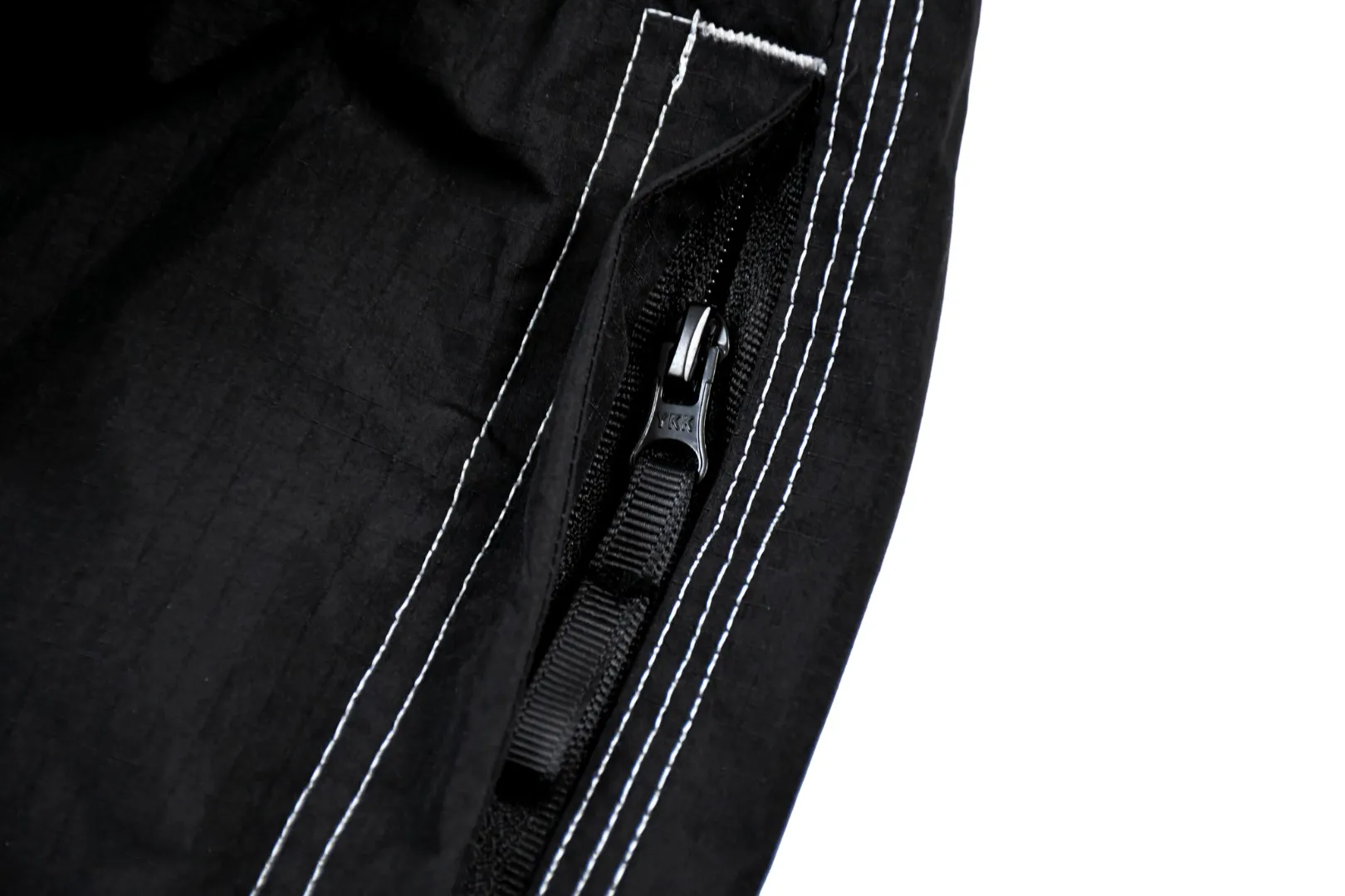 S287 black 💰p360 gradient 💰p440 top version Supreme And the sizes are all ZP consistent. 3. Sewing process: Four needles and six threads are used in 12 places on the whole garment without bone splicing process. Processed by experienced foreign trade factories (ordinary factories cannot do it) 4. Customized ZP main label/wash water label/tag/zipper/packaging bag (equipped with extra large thickened handbag) Color: Black Gradient Size: S/M/L/XL