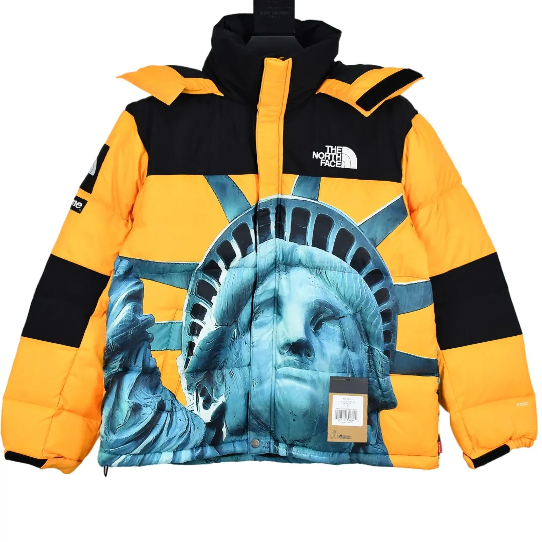 MX128💰p910 World-destroying masterpiece Exclusively produced Supreme 19FW Week 10 x The North Face North Face co-branded Statue of Liberty down jacket 1. Original custom-made windproof and waterproof fabric (waterproof + water-repellent process. Note! Waterproof and water-repellent water are two concepts. This fabric is compatible with both processes) 2. Original TNF embroidery data. Original effect. Behringer BEKS-Y924 embroidery machine. On-machine operation Achieve exactly the same effect. 3.90 white duck down filling. The overall upper body effect is consistent with YB. 4. Printing. The whole body adopts Israeli Kornit Paradigm technology. The color is repeatedly adjusted more than 20 times to perfectly restore. The perfect alignment details of the whole body are impeccable. The hat can be stored. The collar and hat are filled with down. Correct accessories. Collar label/wash/ Size: S~XL