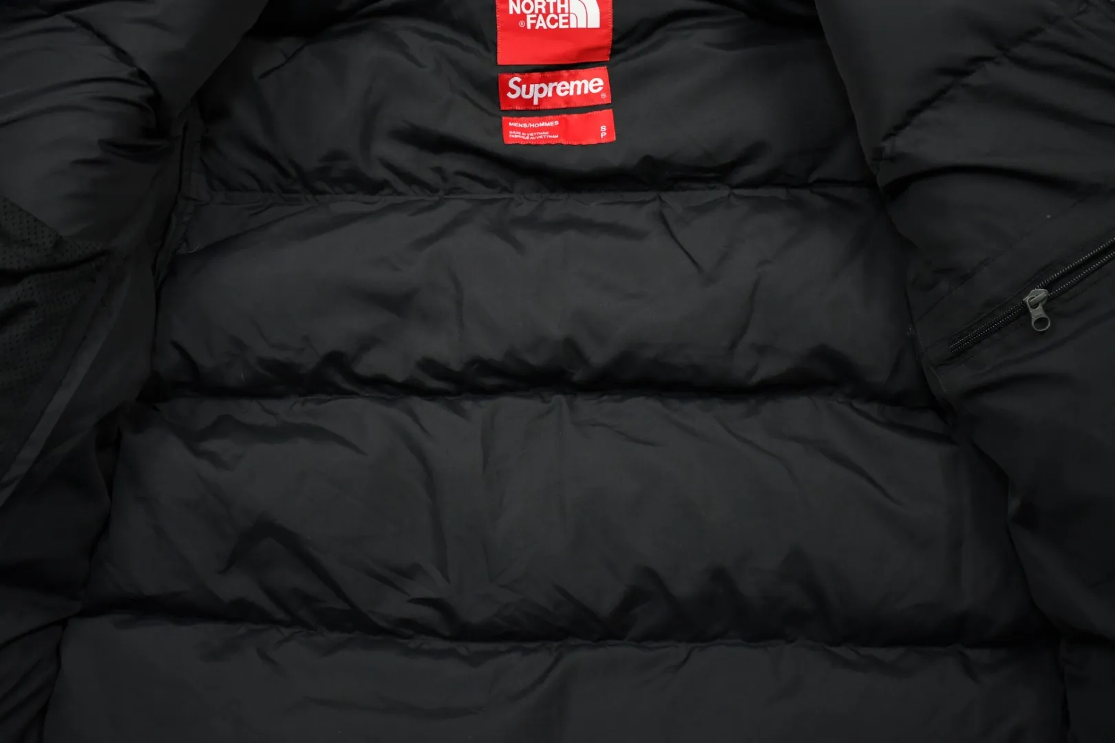 MX128💰p910 World-destroying masterpiece Exclusively produced Supreme 19FW Week 10 x The North Face North Face co-branded Statue of Liberty down jacket 1. Original custom-made windproof and waterproof fabric (waterproof + water-repellent process. Note! Waterproof and water-repellent water are two concepts. This fabric is compatible with both processes) 2. Original TNF embroidery data. Original effect. Behringer BEKS-Y924 embroidery machine. On-machine operation Achieve exactly the same effect. 3.90 white duck down filling. The overall upper body effect is consistent with YB. 4. Printing. The whole body adopts Israeli Kornit Paradigm technology. The color is repeatedly adjusted more than 20 times to perfectly restore. The perfect alignment details of the whole body are impeccable. The hat can be stored. The collar and hat are filled with down. Correct accessories. Collar label/wash/ Size: S~XL