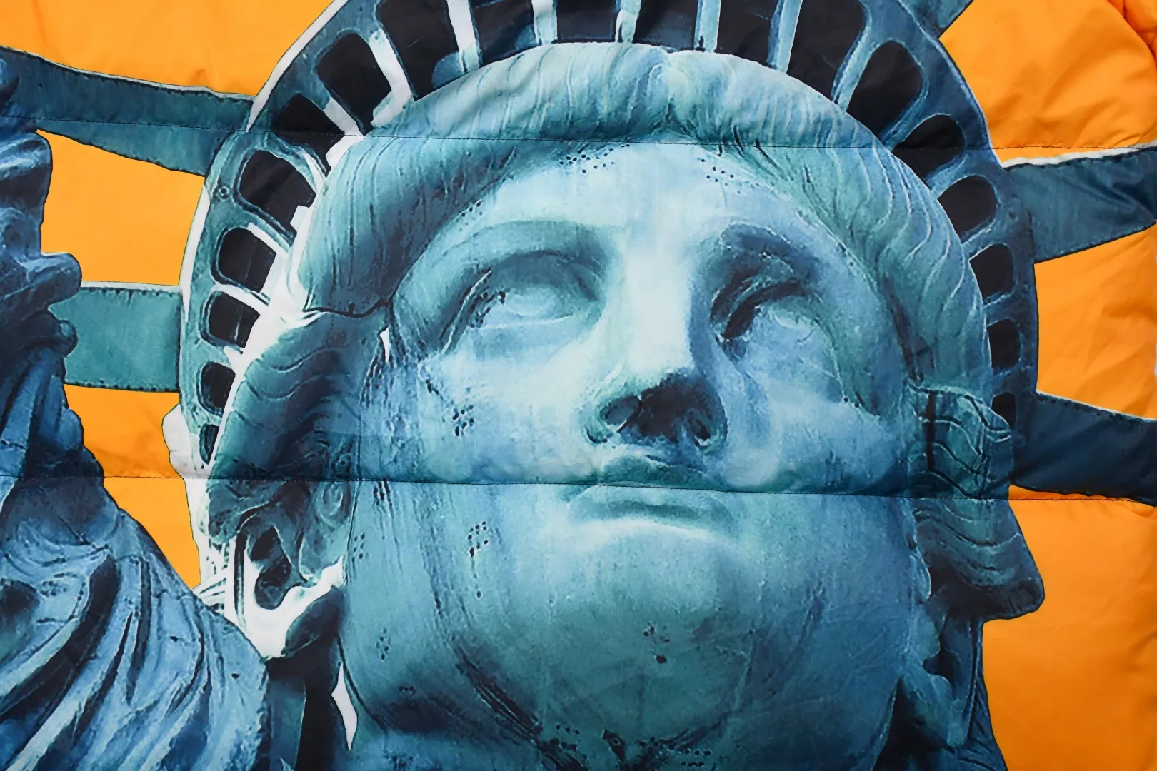 MX128💰p910 World-destroying masterpiece Exclusively produced Supreme 19FW Week 10 x The North Face North Face co-branded Statue of Liberty down jacket 1. Original custom-made windproof and waterproof fabric (waterproof + water-repellent process. Note! Waterproof and water-repellent water are two concepts. This fabric is compatible with both processes) 2. Original TNF embroidery data. Original effect. Behringer BEKS-Y924 embroidery machine. On-machine operation Achieve exactly the same effect. 3.90 white duck down filling. The overall upper body effect is consistent with YB. 4. Printing. The whole body adopts Israeli Kornit Paradigm technology. The color is repeatedly adjusted more than 20 times to perfectly restore. The perfect alignment details of the whole body are impeccable. The hat can be stored. The collar and hat are filled with down. Correct accessories. Collar label/wash/ Size: S~XL