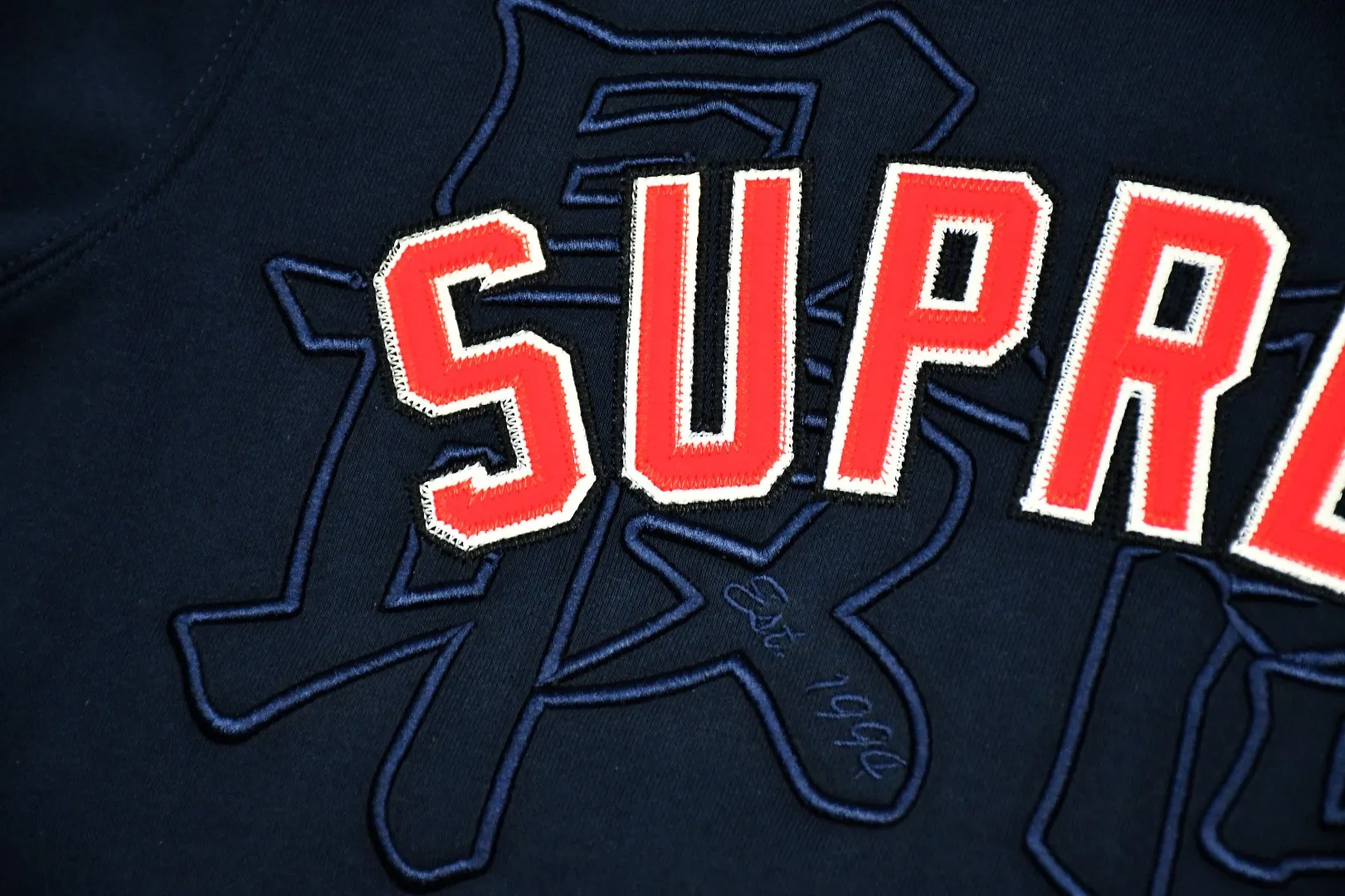 S462💰p290 Top version Supreme 20SS Kanji Logo Crewneck Supreme embroidered fleece crewneck sweatshirt. For those of us who focus on top Supreme, this sweatshirt is naturally available. ZP purchase and pattern making operation 1. Fabric: ZP testing, custom weaving and dyeing, pure cotton 460G plus velvet main fabric, horizontal cutting, side stitching 520G 2X2 thread 2. Embroidery: embroidery equipment Behringer BEKS-Y924 machine is used (a level higher than Tajima embroidery machine). The thickness, saturation and size of the embroidery are all consistent. 3. Sewing process: Four-needle and six-thread boneless splicing technology is used in twelve places on the whole garment. Processed by a senior foreign trade factory (cannot be done by ordinary factories) 4. Hem and cuffs: all use 520G non-elastic threads (low-end goods use elastic threads, causing the hem and cuffs to appear wavy) 5. Customized ZP main label/wash water label/tag/packaging bag (equipped with extra large thickened handbag) Size: S~XL