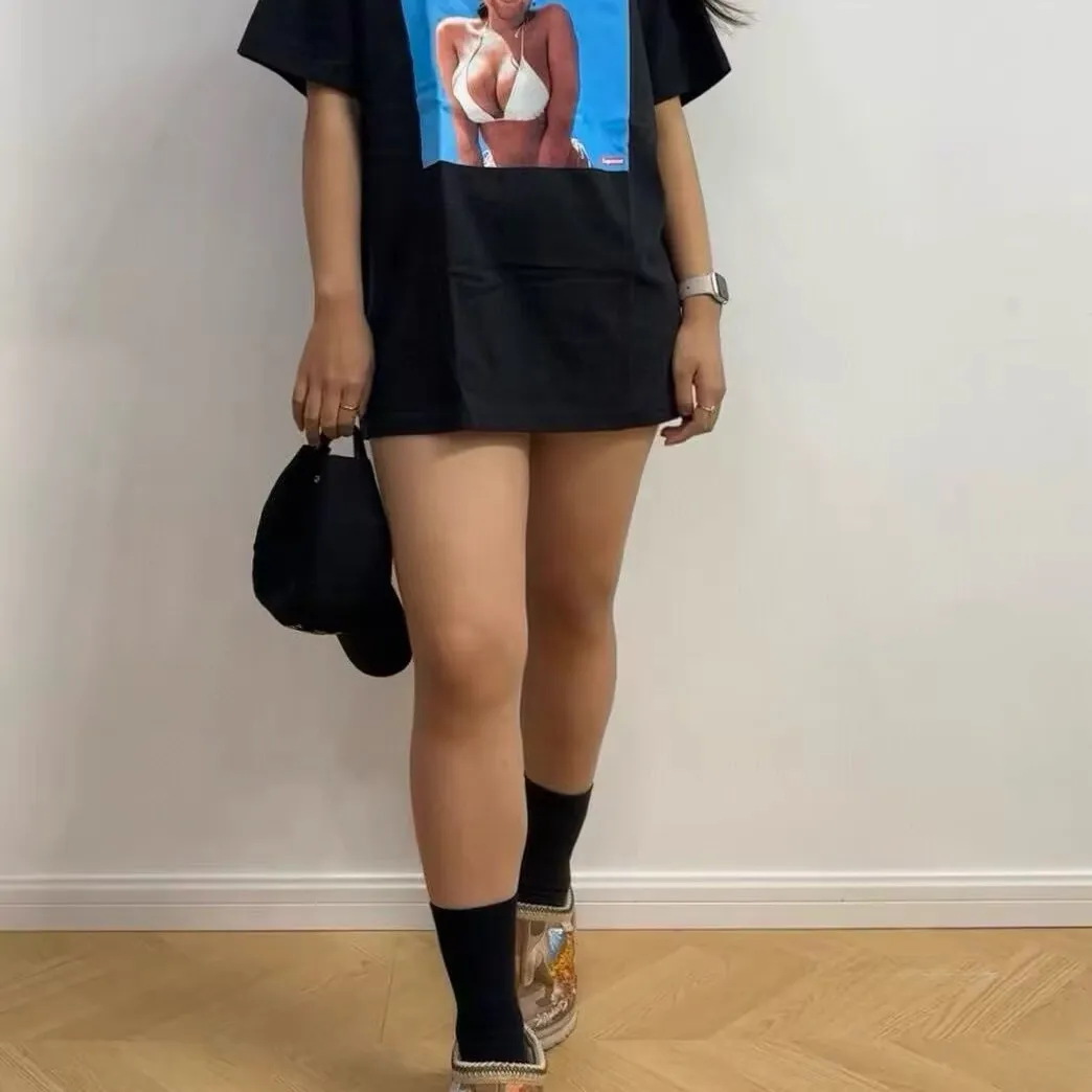 S148 P110💰 Supreme 25SS Aphex Twin Tee Singer Bikini Album Short-sleeved Loose fit Made of 260g combed cotton double yarn All three standards from fabric to accessories are complete ZP Imported Matsui company slurry printing will never crack The whole piece adopts three-needle five-thread technology The neckline-shoulder seam-sleeve seam is double-lined, it looks more three-dimensional and textured) The same process as the original version, classic version Feel free to compare zp. The whole piece adopts three-needle five-thread craftsmanship (neckline-shoulder seam-sleeve seam double thread, which looks more three-dimensional and textured) and the same craftsmanship as the original original, classic version. Color: Black White Gray Purple Orange Size: S M L XL XXL