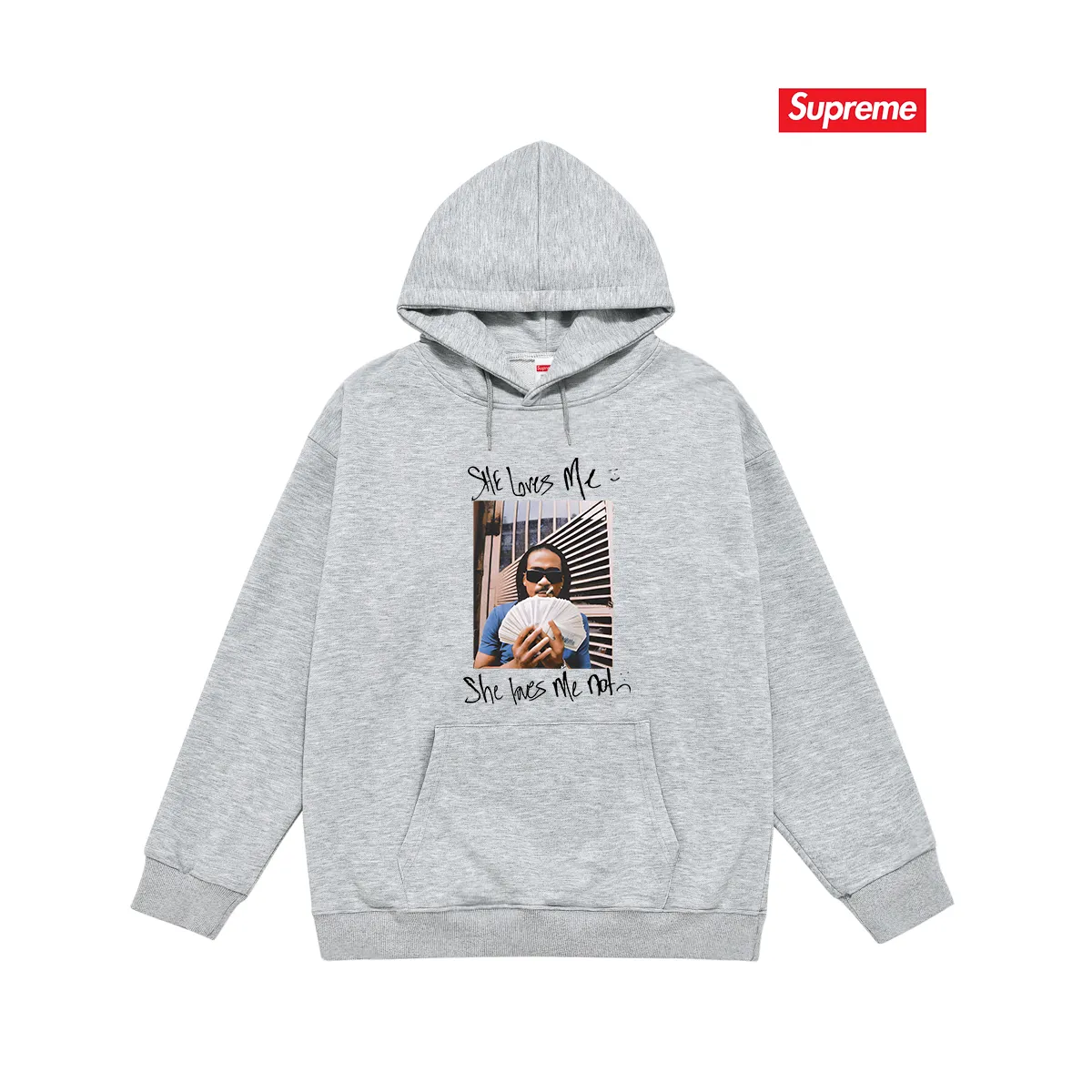 Style No. S2140 #terry P160💰 Velvet P170💰 SS25 Sup She loves me printed hooded sweatshirt. Made of 400g large terry 430g silver fox velvet (drop shoulder large version) fabric. The texture is soft and non-pilling. Imported environmentally friendly printing glue. The pattern is bright and three-dimensional. Quality 💥Same style for men and women. The upper body is trendy. Color: black white gray Size: S M L XL XXL