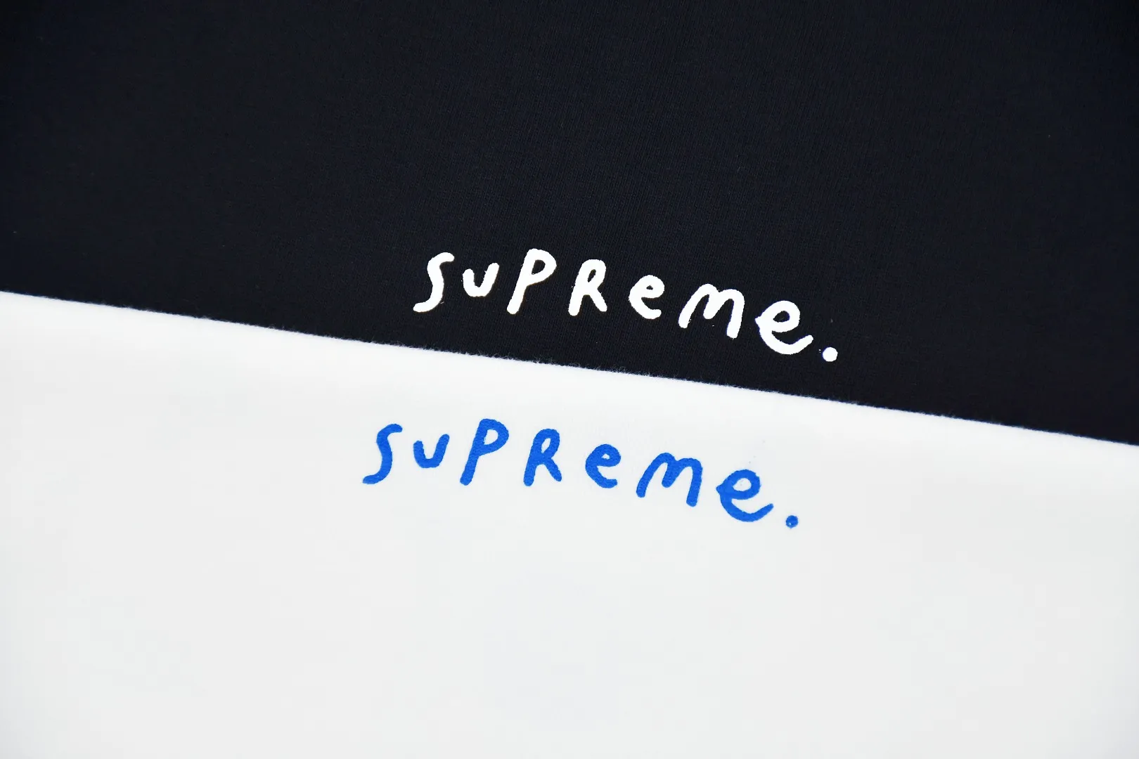 S346💰p140 Top version Supreme 23FW YIN YANG TEE Yin Yang Tai Chi printed short-sleeved T-shirt. Refuse to look at pictures to make products. Refuse to compare with wrong versions. Use cylinder seamless technology (original technology, there are no stitched bones on the side of the clothes, key points of identification) The fabrics are all custom-woven and dyed, 280g weight, 100% cotton, cylindrical fabric. Cylindrical fabric is a knitted fabric woven with a cylinder loom. The needles are distributed in a cylindrical shape on the fuselage. The gray fabric is a large cylinder, which needs to be opened and shaped before it can be used further. There are no slits on the side of the clothes, so there is no washing label on the side of ordinary short-sleeves. There is only one collar label behind the neck. The printing uses thermosetting ink printing imported from Belgium (different from conventional heat transfer printing), also known as plastic ink, or self-adhesive ink. Its ingredients are: mainly composed of polyvinyl chloride (PVC) and phthalates. PVC and phthalates, solid color The thermosetting ink is composed of a mixture of agents, stabilizers, and thickeners. It is not the digital direct printing marketed on the market. The printing texture of thermosetting ink cannot be achieved by digital direct printing. The collar label has a watermark anti-counterfeiting effect, a real anti-counterfeiting layer, a version with a high probability of passing the inspection, and the original packaging picture has a high probability of passing the test. Size：S-XL