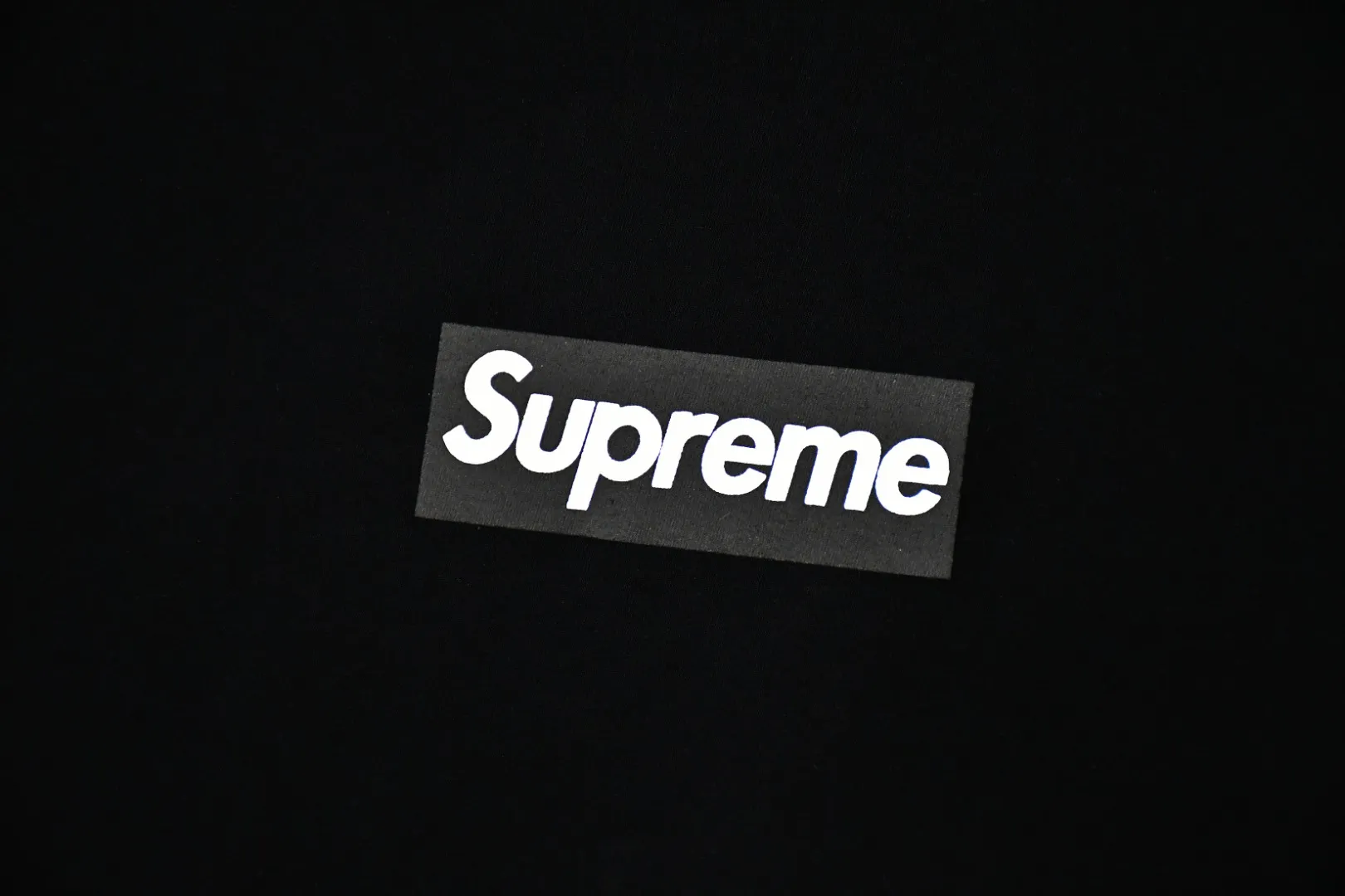 S476💰p166 Top version Supreme FW20 Week 7 Box Logo L/S Tee Classic round neck long-sleeved T-shirt 1. The fabrics are all custom-woven and dyed 280g weight 100% cotton cylindrical cloth Cylindrical fabric is a knitted fabric woven by a cylinder loom. The needles are distributed in a cylindrical shape on the fuselage. The gray fabric is a large cylinder, which needs to be opened and shaped before it can be used further. That is, there are no slits on the sides of the clothes, so there are no wash labels on the sides of ordinary short-sleeves. There is only a collar label behind the neck. 2. Printing uses bright thermoset inks imported from Belgium, and Cunard's fully automatic elliptical heating integrated printing machine , the white paste base is passed through 4 layers of color screen printing with digital direct printing, and the integrated edge of the printing has no jagged edges. 3. The collar label has a watermark anti-counterfeiting effect and a real anti-counterfeiting layer. The version has a high probability of passing. The original packaging picture has a high probability of passing. 4. Comes with an original handbag. 5. All details are synchronized with ZP, which is an instant hit on the market. Color: black and white. Size: S-XL.