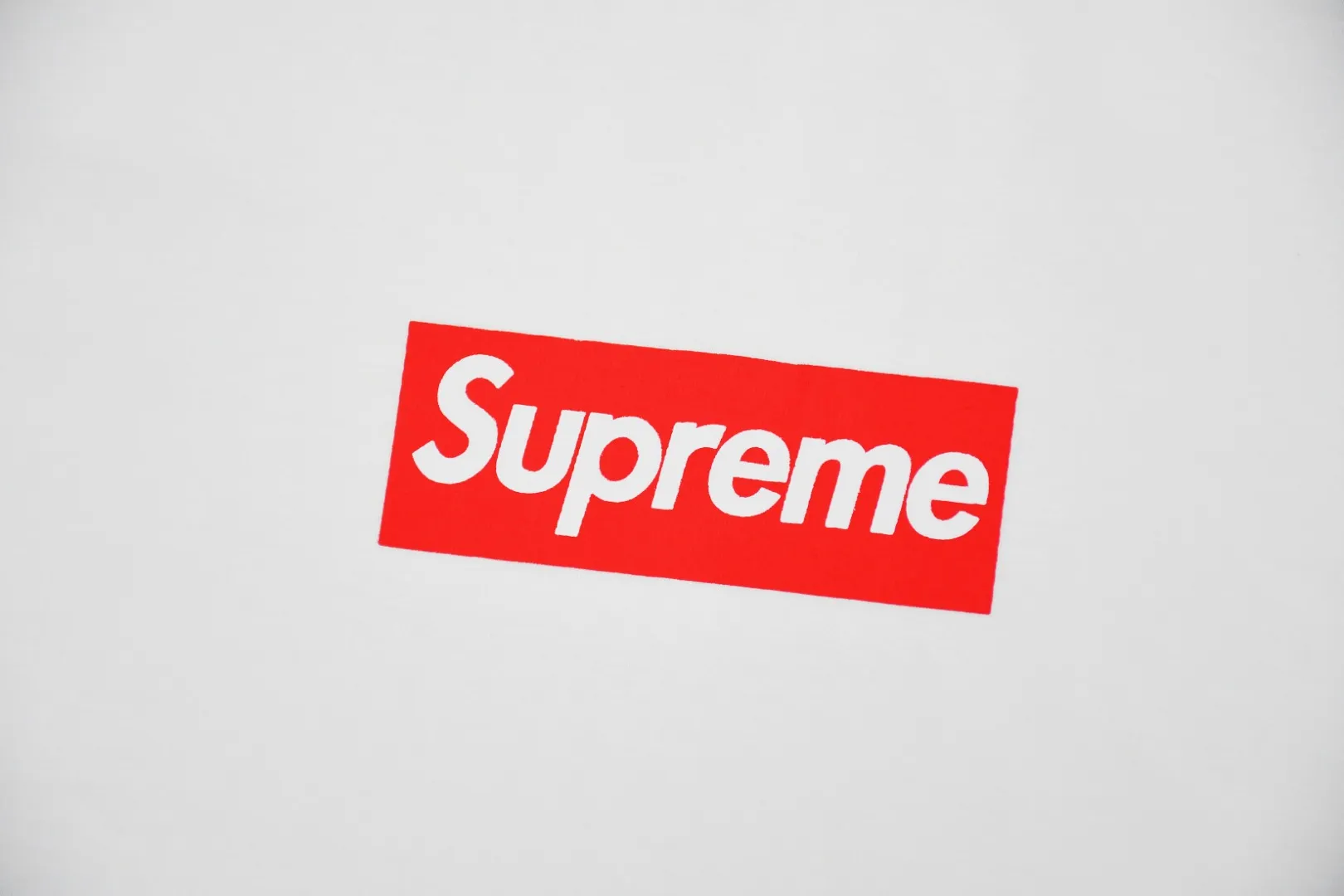 S476💰p166 Top version Supreme FW20 Week 7 Box Logo L/S Tee Classic round neck long-sleeved T-shirt 1. The fabrics are all custom-woven and dyed 280g weight 100% cotton cylindrical cloth Cylindrical fabric is a knitted fabric woven by a cylinder loom. The needles are distributed in a cylindrical shape on the fuselage. The gray fabric is a large cylinder, which needs to be opened and shaped before it can be used further. That is, there are no slits on the sides of the clothes, so there are no wash labels on the sides of ordinary short-sleeves. There is only a collar label behind the neck. 2. Printing uses bright thermoset inks imported from Belgium, and Cunard's fully automatic elliptical heating integrated printing machine , the white paste base is passed through 4 layers of color screen printing with digital direct printing, and the integrated edge of the printing has no jagged edges. 3. The collar label has a watermark anti-counterfeiting effect and a real anti-counterfeiting layer. The version has a high probability of passing. The original packaging picture has a high probability of passing. 4. Comes with an original handbag. 5. All details are synchronized with ZP, which is an instant hit on the market. Color: black and white. Size: S-XL.