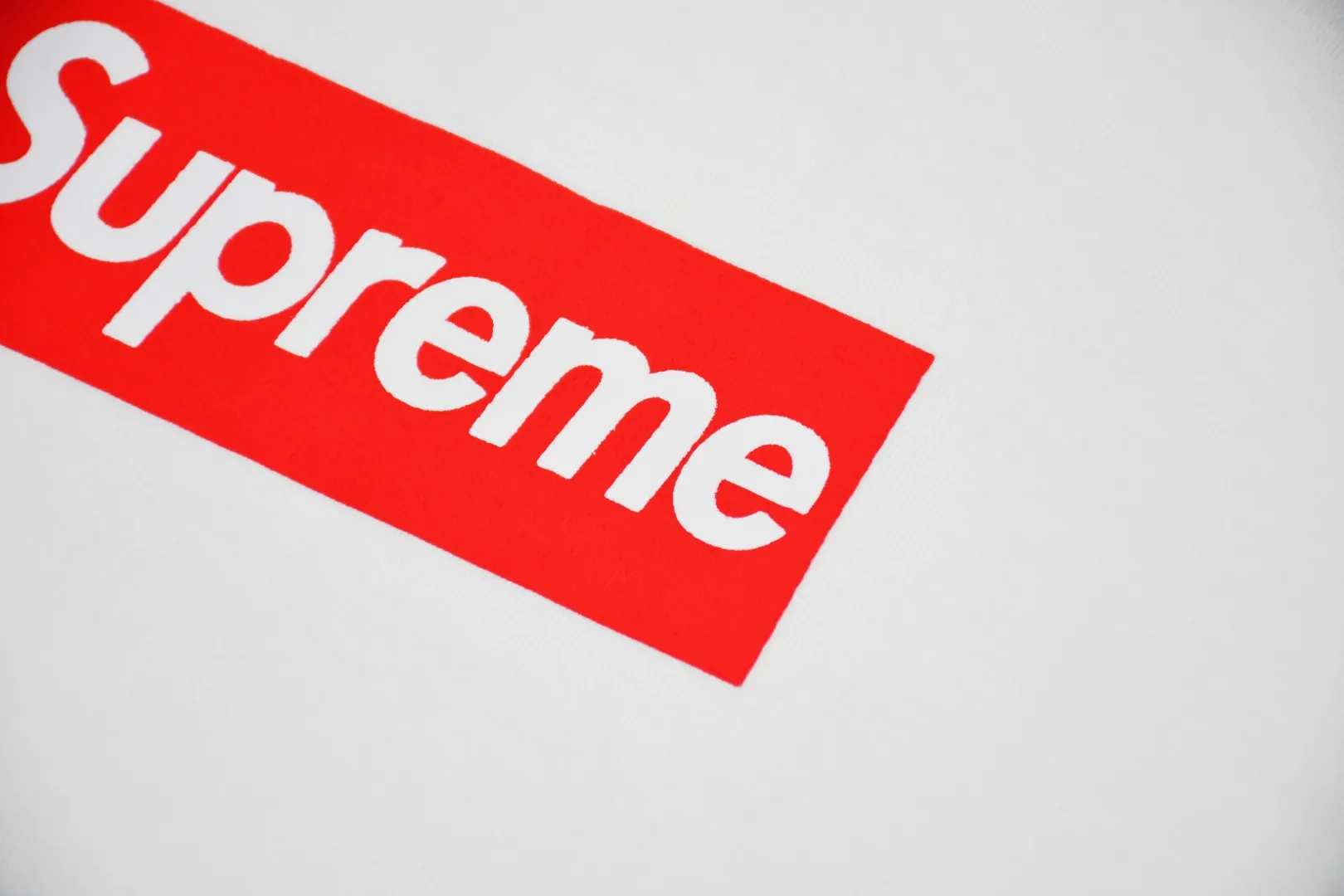 S476💰p166 Top version Supreme FW20 Week 7 Box Logo L/S Tee Classic round neck long-sleeved T-shirt 1. The fabrics are all custom-woven and dyed 280g weight 100% cotton cylindrical cloth Cylindrical fabric is a knitted fabric woven by a cylinder loom. The needles are distributed in a cylindrical shape on the fuselage. The gray fabric is a large cylinder, which needs to be opened and shaped before it can be used further. That is, there are no slits on the sides of the clothes, so there are no wash labels on the sides of ordinary short-sleeves. There is only a collar label behind the neck. 2. Printing uses bright thermoset inks imported from Belgium, and Cunard's fully automatic elliptical heating integrated printing machine , the white paste base is passed through 4 layers of color screen printing with digital direct printing, and the integrated edge of the printing has no jagged edges. 3. The collar label has a watermark anti-counterfeiting effect and a real anti-counterfeiting layer. The version has a high probability of passing. The original packaging picture has a high probability of passing. 4. Comes with an original handbag. 5. All details are synchronized with ZP, which is an instant hit on the market. Color: black and white. Size: S-XL.