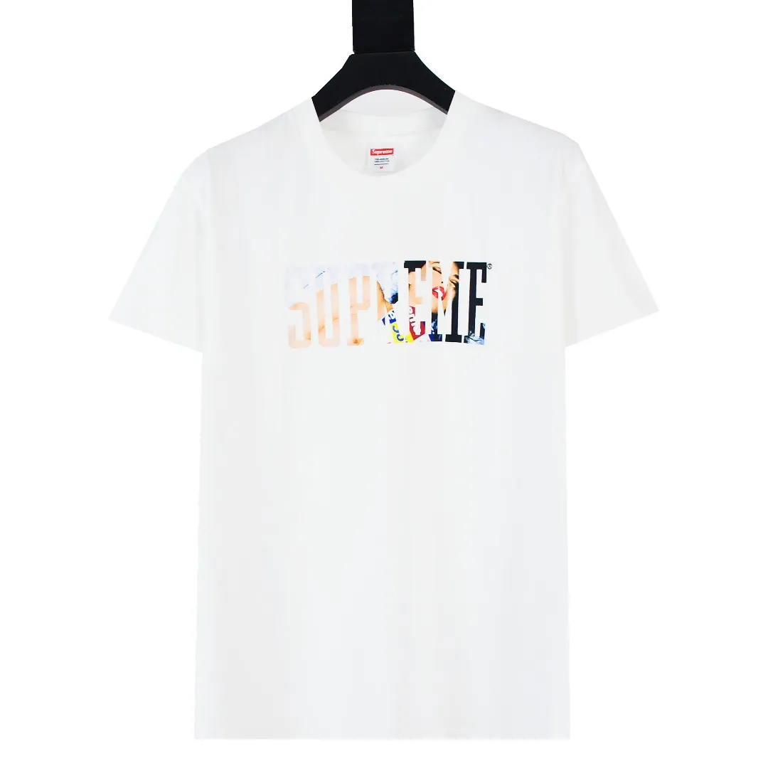 S404💰P140 The top version of Supreme FW24 actress TERA PATRICK character printed short-sleeved T-shirt. Refuse to look at pictures to make goods. Refuse to compare with wrong versions. Use cylinder seamless technology (original technology, there are no stitched bones on the side of the clothes. Key points of identification) The fabrics are all custom-woven and dyed, 280g weight, 100% cotton, cylindrical fabric. Cylindrical fabric is a knitted fabric woven with a cylinder loom. The needles are distributed in a cylindrical shape on the fuselage. The gray fabric is a large cylinder, which needs to be opened and shaped before it can be used further. There are no slits on the side of the clothes, so there is no washing label on the side of ordinary short-sleeves. There is only one collar label behind the neck. The printing uses thermosetting ink printing imported from Belgium (different from conventional thermal transfer printing), also known as plastic ink, or self-adhesive ink. Its ingredients are: mainly composed of polyvinyl chloride (PVC) and phthalates, including PVC and phthalates, fixing agents, Stabilizers and thickeners are mixed to form thermosetting ink, which is not the digital direct printing marketed on the market. The printing texture of thermosetting ink is unachievable by digital direct printing. The new triple collar label has a watermark anti-counterfeiting effect, a real anti-counterfeiting layer, a version with a high probability of passing the inspection, and the original packaging picture has a high probability of passing the test. Size：S-XL