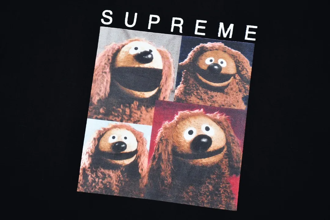 #S66 P110💰 Supreme SS24 WEEK1 Animation printed round neck casual short-sleeved T-shirt. Same style for men and women. Made of 260g combed cotton double yarn. From fabric to accessories, all three standards are complete and follow ZP. Imported Matsui company's slurry printing will never crack. The whole piece is made of three-needle five-thread technology. The collar-shoulder seam-sleeve seam is double-lined, which looks more three-dimensional and textured.) The same process as the original version, classic version Feel free to compare zp. The whole piece is made using three-needle five-thread craftsmanship. The neckline-shoulder seam-sleeve seam is double-threaded, which looks more three-dimensional and textured.) It has the same craftsmanship as the original original, classic version. Color: black and white. Size: S M L XL XXL.