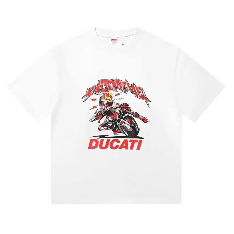 S135 P110💰 Supreme Ducati co-branded motorcycle letter print American high street loose round neck short-sleeved summer T-shirt for men and women. Loose fit. Made of 260 grams of combed cotton double yarn. All three standards are complete from fabrics to accessories. ZP. Imported Matsui company slurry printing will never crack. The whole piece adopts three-needle five-thread process. The neckline-shoulder seam-sleeve seam is double-lined, which looks more three-dimensional and textured.) The same process as the original version, classic version Feel free to compare zp. The whole piece adopts three-needle five-thread craftsmanship. The neckline-shoulder seam-sleeve seam is double-threaded, which looks more three-dimensional and textured.) It has the same craftsmanship as the original original, classic version. Color: Black White Size: S M L XL XXL