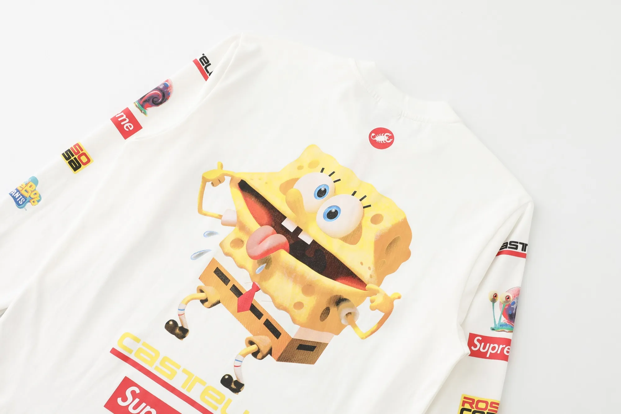 🅿️280 S293 Supreme x SPONGEBOB SQUAREPANTS Spongebob x CASTELLI joint model SS25 WEEK11 Racing L/S Tee Spongebob funny printed pattern round neck long-sleeved T-shirt Unisex 260g pure cotton material Super cute large print Very popular color Color: black white Size: S M L XL (175 140 wear M) Length: 69 71 73 76 Bust: 114 118 122 126 Sleeve length: 62 63 64 65
