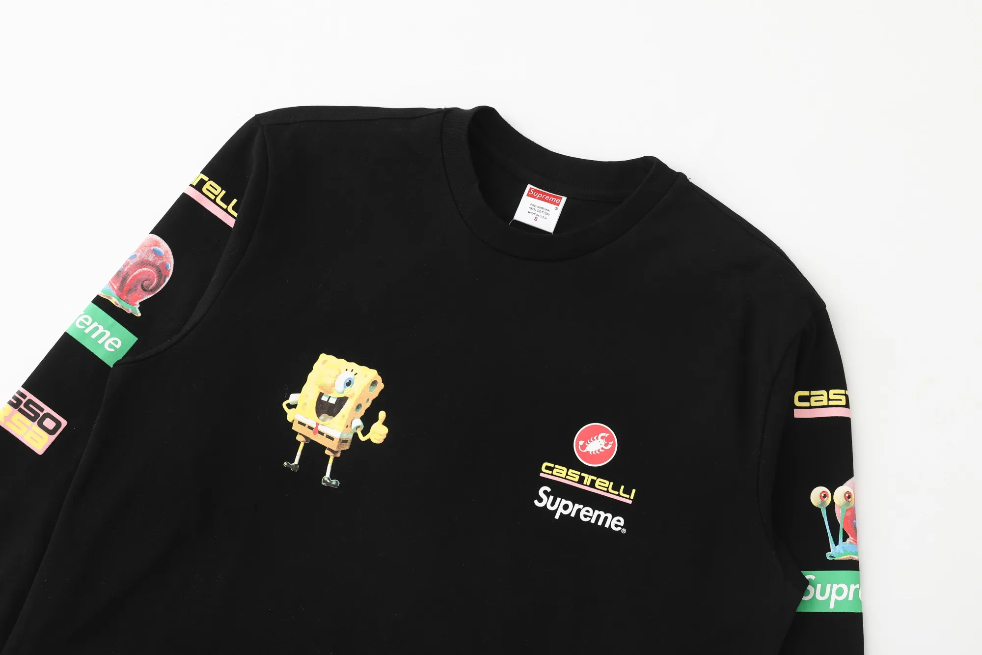 🅿️280 S293 Supreme x SPONGEBOB SQUAREPANTS Spongebob x CASTELLI joint model SS25 WEEK11 Racing L/S Tee Spongebob funny printed pattern round neck long-sleeved T-shirt Unisex 260g pure cotton material Super cute large print Very popular color Color: black white Size: S M L XL (175 140 wear M) Length: 69 71 73 76 Bust: 114 118 122 126 Sleeve length: 62 63 64 65