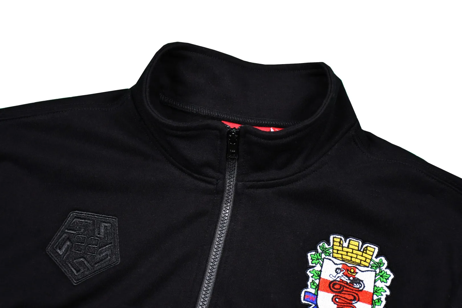 🅿️410 S225 top version Supreme 22FW Milano Half Zip Pullover AC Milan limited half zipper pullover sweatshirt. For those of us who focus on top Supreme, this sweatshirt is naturally available at ZP purchase and pattern making operation 1. Fabric: According to ZP testing, custom-woven and dyed, pure cotton 460G fleece main fabric 2. Technology: extra custom-dyed machine patch, large area embroidered letters on the front Imported Behringer embroidery machine work, exquisite and perfect presentation 3. Hem and cuffs: Customized color-blocking threads use 520G non-elastic threads (low-end products use elastic threads to cause the hem and cuffs to appear wavy) 4. Customized ZP YKK zipper/main label/wash water mark/tag/packaging bag (equipped with extra-large thickened handbag) Size: S~XL