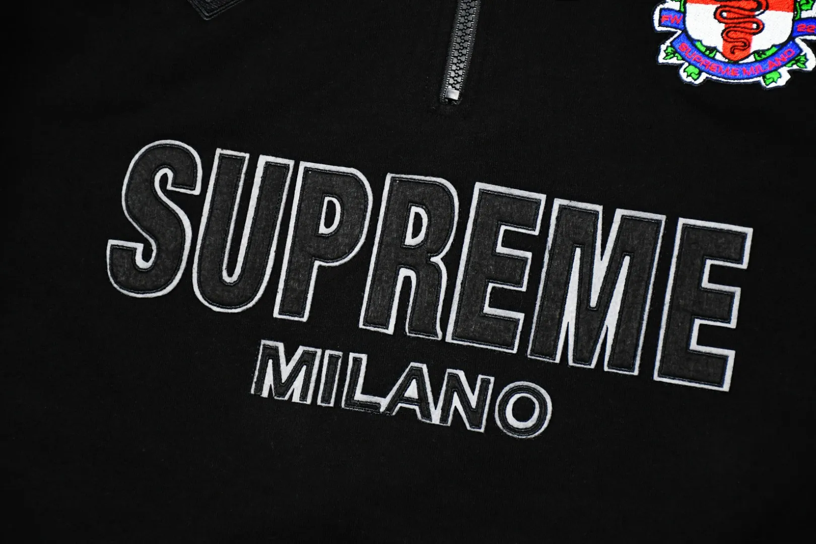 🅿️410 S225 top version Supreme 22FW Milano Half Zip Pullover AC Milan limited half zipper pullover sweatshirt. For those of us who focus on top Supreme, this sweatshirt is naturally available at ZP purchase and pattern making operation 1. Fabric: According to ZP testing, custom-woven and dyed, pure cotton 460G fleece main fabric 2. Technology: extra custom-dyed machine patch, large area embroidered letters on the front Imported Behringer embroidery machine work, exquisite and perfect presentation 3. Hem and cuffs: Customized color-blocking threads use 520G non-elastic threads (low-end products use elastic threads to cause the hem and cuffs to appear wavy) 4. Customized ZP YKK zipper/main label/wash water mark/tag/packaging bag (equipped with extra-large thickened handbag) Size: S~XL