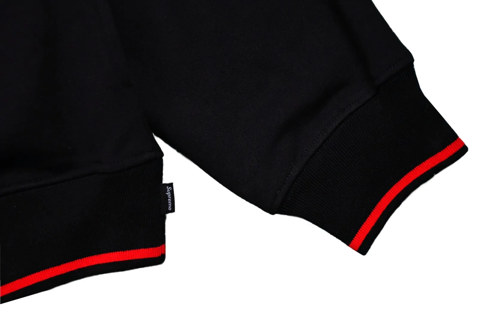 🅿️410 S225 top version Supreme 22FW Milano Half Zip Pullover AC Milan limited half zipper pullover sweatshirt. For those of us who focus on top Supreme, this sweatshirt is naturally available at ZP purchase and pattern making operation 1. Fabric: According to ZP testing, custom-woven and dyed, pure cotton 460G fleece main fabric 2. Technology: extra custom-dyed machine patch, large area embroidered letters on the front Imported Behringer embroidery machine work, exquisite and perfect presentation 3. Hem and cuffs: Customized color-blocking threads use 520G non-elastic threads (low-end products use elastic threads to cause the hem and cuffs to appear wavy) 4. Customized ZP YKK zipper/main label/wash water mark/tag/packaging bag (equipped with extra-large thickened handbag) Size: S~XL