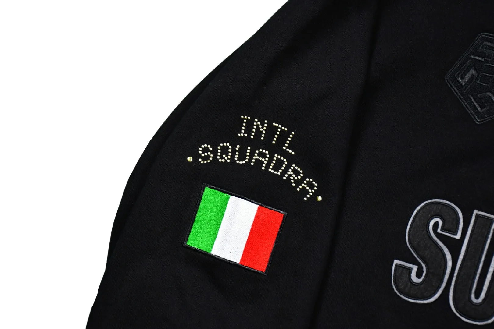 🅿️410 S225 top version Supreme 22FW Milano Half Zip Pullover AC Milan limited half zipper pullover sweatshirt. For those of us who focus on top Supreme, this sweatshirt is naturally available at ZP purchase and pattern making operation 1. Fabric: According to ZP testing, custom-woven and dyed, pure cotton 460G fleece main fabric 2. Technology: extra custom-dyed machine patch, large area embroidered letters on the front Imported Behringer embroidery machine work, exquisite and perfect presentation 3. Hem and cuffs: Customized color-blocking threads use 520G non-elastic threads (low-end products use elastic threads to cause the hem and cuffs to appear wavy) 4. Customized ZP YKK zipper/main label/wash water mark/tag/packaging bag (equipped with extra-large thickened handbag) Size: S~XL