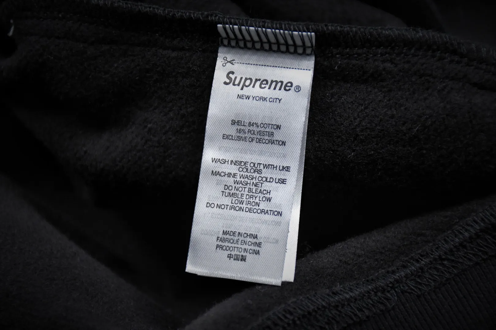 🅿️410 S225 top version Supreme 22FW Milano Half Zip Pullover AC Milan limited half zipper pullover sweatshirt. For those of us who focus on top Supreme, this sweatshirt is naturally available at ZP purchase and pattern making operation 1. Fabric: According to ZP testing, custom-woven and dyed, pure cotton 460G fleece main fabric 2. Technology: extra custom-dyed machine patch, large area embroidered letters on the front Imported Behringer embroidery machine work, exquisite and perfect presentation 3. Hem and cuffs: Customized color-blocking threads use 520G non-elastic threads (low-end products use elastic threads to cause the hem and cuffs to appear wavy) 4. Customized ZP YKK zipper/main label/wash water mark/tag/packaging bag (equipped with extra-large thickened handbag) Size: S~XL