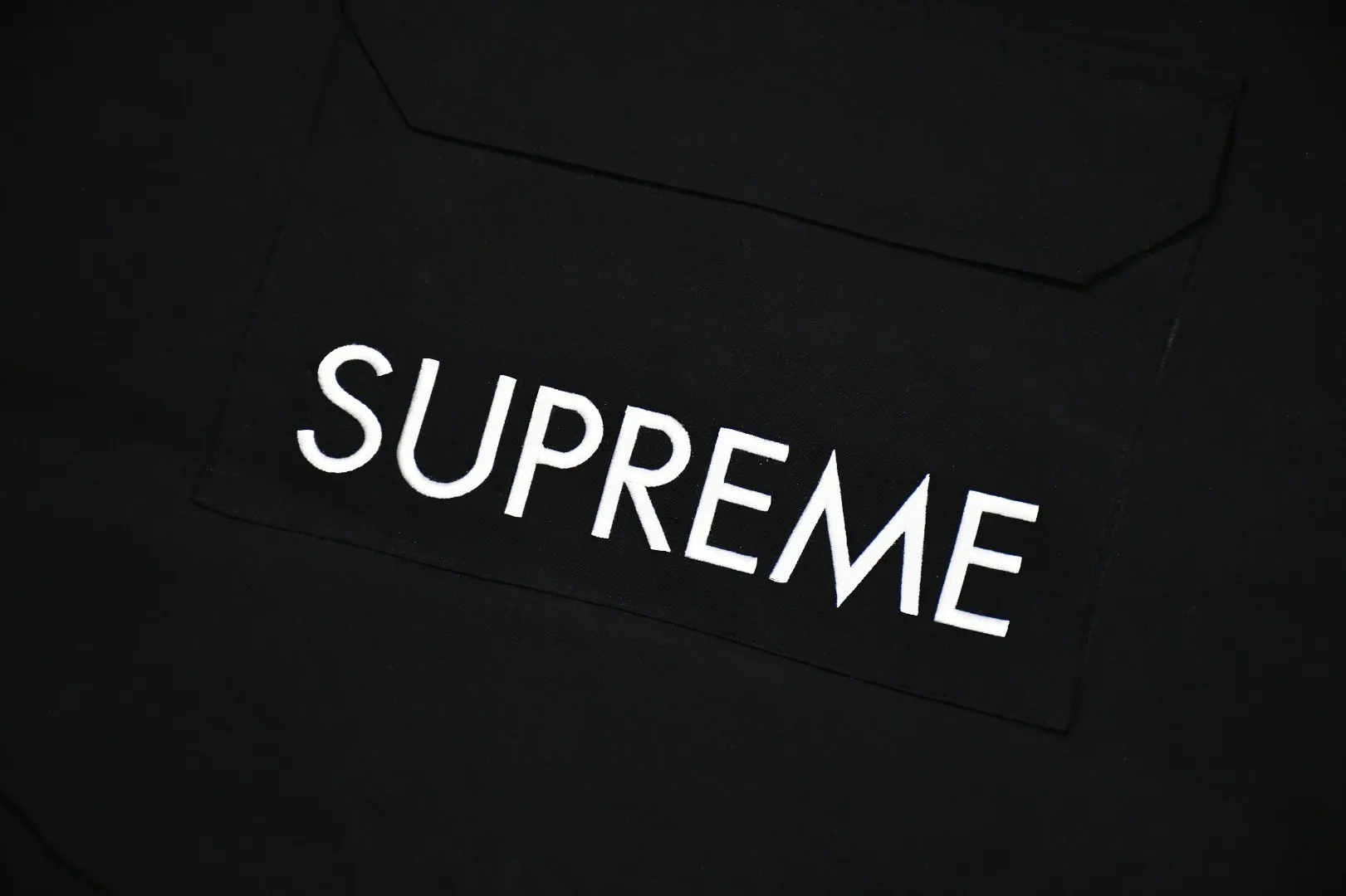 MX84💰p650 MAX/Top version Exclusive quality on the entire network ZP player designated version Supreme SS20 Week 13 x TNF Cargo Jacket Joint North Face Multi-pocket Jacket A true jacket that is waterproof, windproof, breathable and warm. 1. In order to perfectly restore the original version, the fabric uses 70D*320D# which is extremely difficult and expensive to embroider. 110g/㎡ low-density nylon plain fabric. The fabric is ultra-thin, low-density and breathable. Top-grade waterproof coating is added to both front and back sides to easily achieve the rolling effect of water droplets on a lotus leaf. The main body mesh is 95g/㎡ extra large mesh. 2. The embroidery uses the original embroidery data file. The machine uses the BEHRINGER BEKS-Y924 embroidery machine (a level higher than the Tajima embroidery machine). The machine head tension is small and does little damage to the fabric. The fullness and precision of the embroidery are the best 3. The correct hangtag and the correct accessories. The resin zipper and nylon zipper are purchased from YKK Shanghai Yoshida Company. The special non-domestic standard parts are all custom-made by the foundry. The metal four-button buckle and small zipper hanging beads are all customized at 1:1. The main label and laser are all customized separately for this year's new models. The multiple bags are all folded with lengthened bag openings to achieve waterproof and anti-lost functions. The sewing work is complicated. There are many special machines for edge sealing and many pockets. The fabric is dense