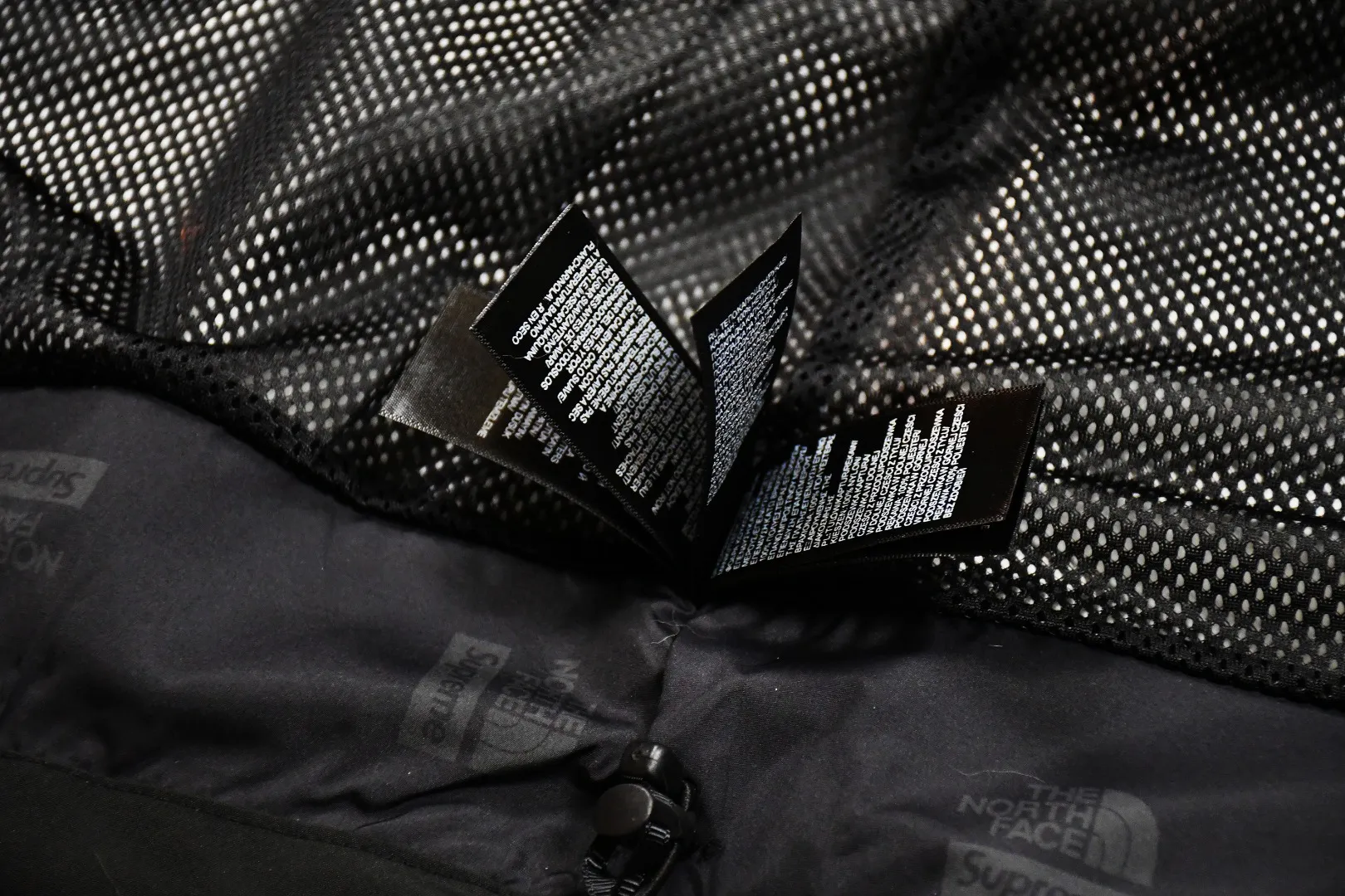 MX84💰p650 MAX/Top version Exclusive quality on the entire network ZP player designated version Supreme SS20 Week 13 x TNF Cargo Jacket Joint North Face Multi-pocket Jacket A true jacket that is waterproof, windproof, breathable and warm. 1. In order to perfectly restore the original version, the fabric uses 70D*320D# which is extremely difficult and expensive to embroider. 110g/㎡ low-density nylon plain fabric. The fabric is ultra-thin, low-density and breathable. Top-grade waterproof coating is added to both front and back sides to easily achieve the rolling effect of water droplets on a lotus leaf. The main body mesh is 95g/㎡ extra large mesh. 2. The embroidery uses the original embroidery data file. The machine uses the BEHRINGER BEKS-Y924 embroidery machine (a level higher than the Tajima embroidery machine). The machine head tension is small and does little damage to the fabric. The fullness and precision of the embroidery are the best 3. The correct hangtag and the correct accessories. The resin zipper and nylon zipper are purchased from YKK Shanghai Yoshida Company. The special non-domestic standard parts are all custom-made by the foundry. The metal four-button buckle and small zipper hanging beads are all customized at 1:1. The main label and laser are all customized separately for this year's new models. The multiple bags are all folded with lengthened bag openings to achieve waterproof and anti-lost functions. The sewing work is complicated. There are many special machines for edge sealing and many pockets. The fabric is dense