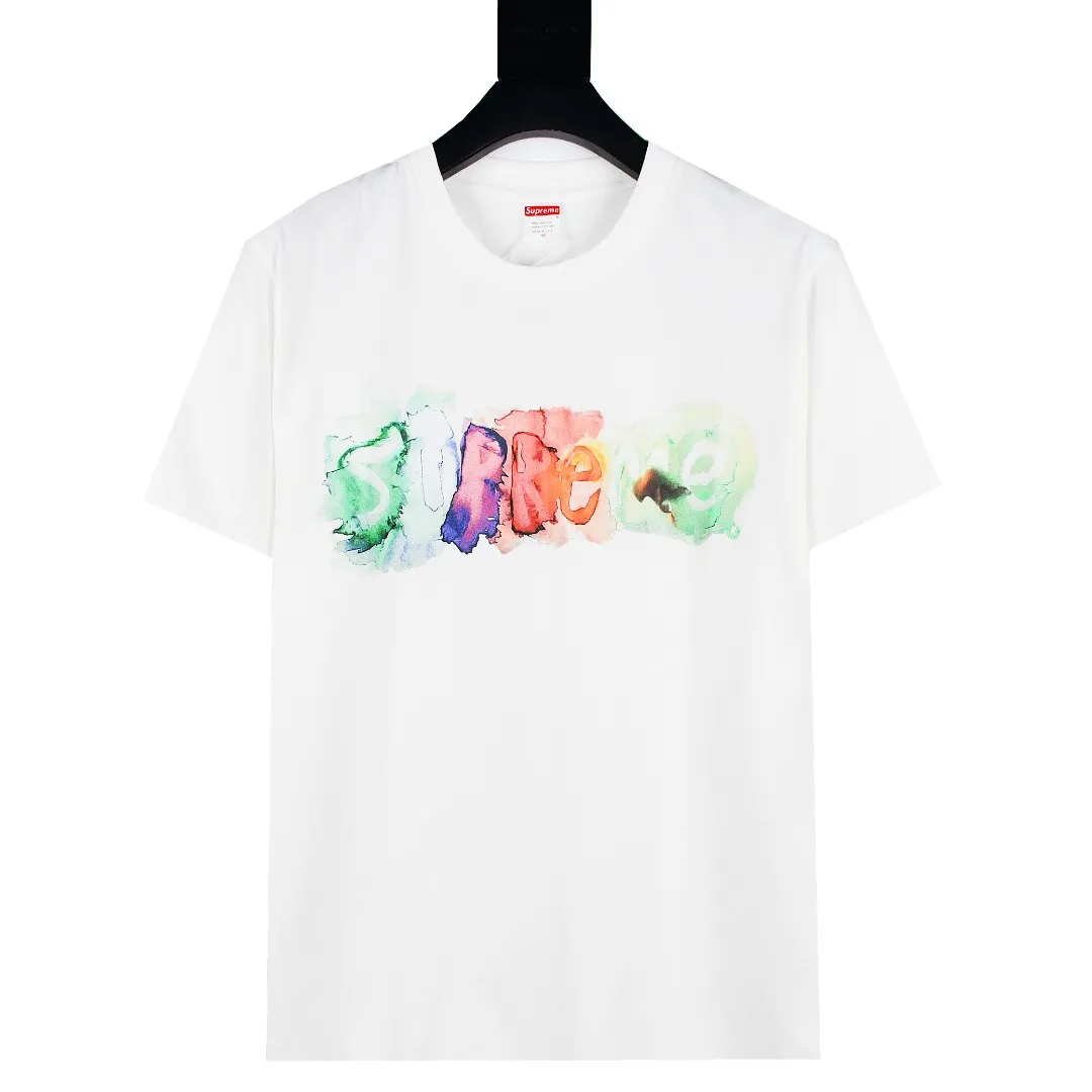 🅿️126 S96 top version Supreme 23SS WATERCOLOR TEE ink color letter printed short-sleeved T-shirt. For those of us who focus on top-level Sup products, this short-sleeved one is naturally available. It adopts cylindrical seamless technology (original technology, there are no stitching bones on the side of the clothes, the focus of identification) The fabrics are all custom-woven and dyed, 280g weight, 100% cotton, cylindrical fabric. Cylindrical fabric is a knitted fabric woven with a cylinder loom. The needles are distributed in a cylindrical shape on the fuselage. The gray fabric is a large cylinder, which needs to be opened and shaped before further use. There is no slit on the side of the clothes, so there is no washing label on the side of ordinary short-sleeves. There is only one collar label behind the neck. The printing is printed with thermosetting ink, also known as plastic. Ink, or self-adhesive ink, contains ingredients: mainly composed of polyvinyl chloride (PVC) and phthalates. PVC and phthalates, fixing agents, stabilizers, and thickeners are mixed to form a thermal ink. Solid ink is not the digital direct printing advertised on the market. The printing texture of thermoset ink is something that digital direct printing cannot achieve. The collar label has a watermark anti-counterfeiting effect, a real anti-counterfeiting layer, a probability of passing the version, and a high probability of passing the original packaging picture. Size：S-XL