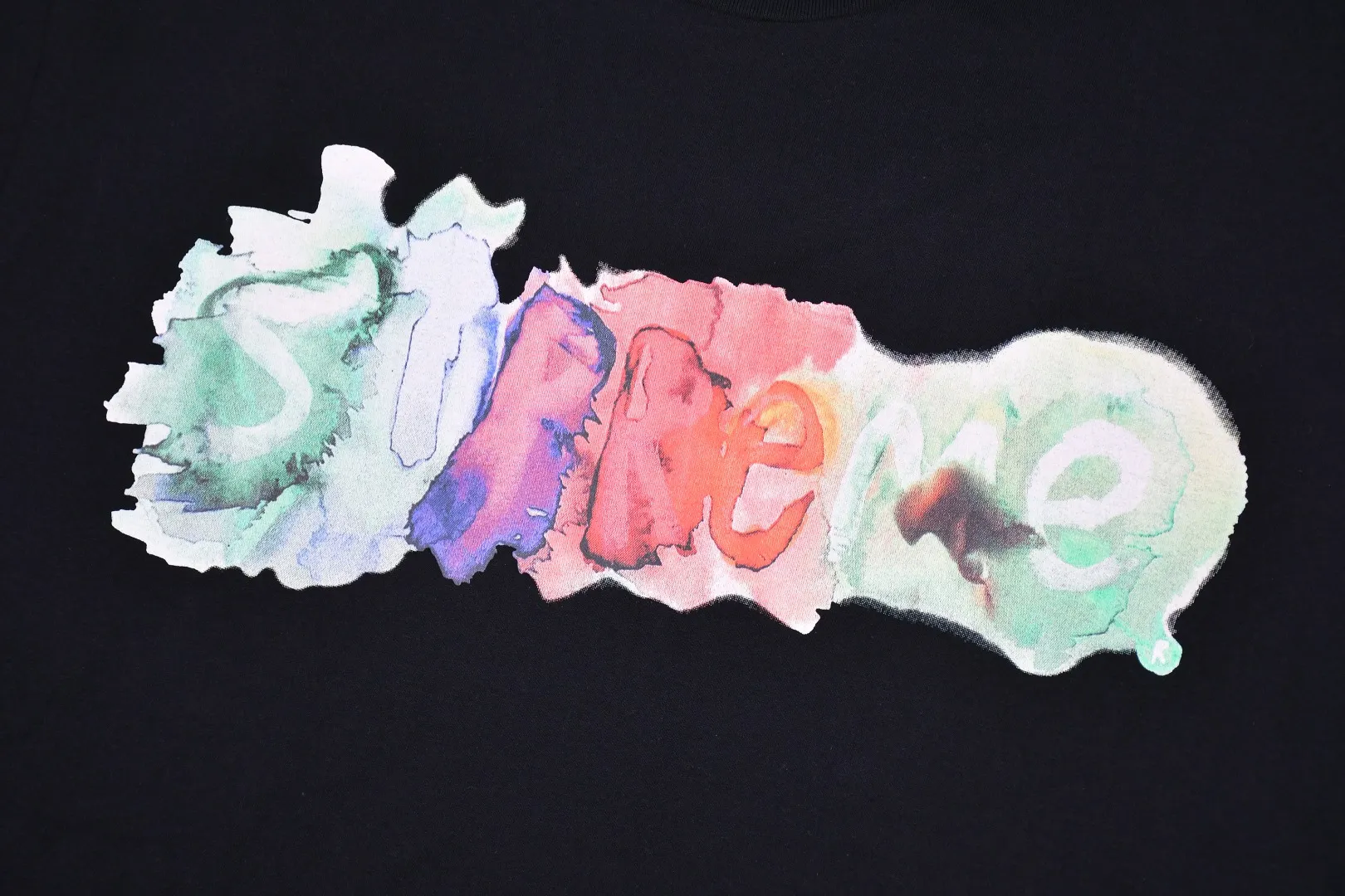 🅿️126 S96 top version Supreme 23SS WATERCOLOR TEE ink color letter printed short-sleeved T-shirt. For those of us who focus on top-level Sup products, this short-sleeved one is naturally available. It adopts cylindrical seamless technology (original technology, there are no stitching bones on the side of the clothes, the focus of identification) The fabrics are all custom-woven and dyed, 280g weight, 100% cotton, cylindrical fabric. Cylindrical fabric is a knitted fabric woven with a cylinder loom. The needles are distributed in a cylindrical shape on the fuselage. The gray fabric is a large cylinder, which needs to be opened and shaped before further use. There is no slit on the side of the clothes, so there is no washing label on the side of ordinary short-sleeves. There is only one collar label behind the neck. The printing is printed with thermosetting ink, also known as plastic. Ink, or self-adhesive ink, contains ingredients: mainly composed of polyvinyl chloride (PVC) and phthalates. PVC and phthalates, fixing agents, stabilizers, and thickeners are mixed to form a thermal ink. Solid ink is not the digital direct printing advertised on the market. The printing texture of thermoset ink is something that digital direct printing cannot achieve. The collar label has a watermark anti-counterfeiting effect, a real anti-counterfeiting layer, a probability of passing the version, and a high probability of passing the original packaging picture. Size：S-XL