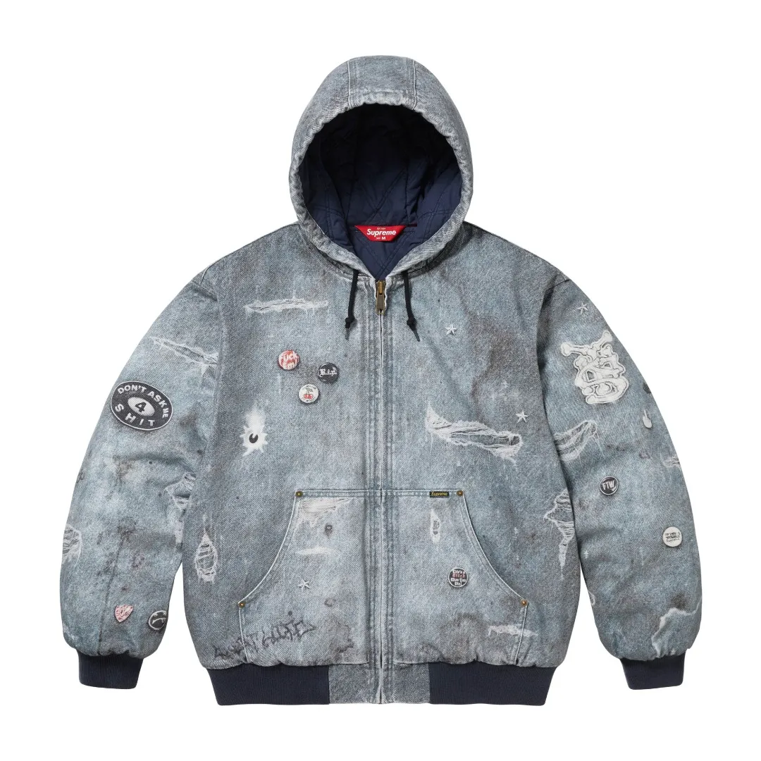 🅿️710 S281 Top Version Supreme HJR TROMPE L'OEIL HOODED WORK JACKET Parallax Printed Hooded Cotton Jacket High-density 12-ounce ring-spun cotton denim fabric Made of imported pure cotton high-count and high-density fabric, the fabric feels soft and silky, with drapey lines, light and delicate touch, skin-friendly feel and excellent breathability. The unique design style incorporates ink gradient elements. Digital direct inkjet technology After the pattern design is completed, foreign advanced penetration technology is combined with digital direct inkjet printing without destroying the style of the cloth surface. Digital direct-injection printing sprays color directly on the fabric. When the color is sprayed on the fabric and develops color, the pigment is a process of penetrating and sinking, so the color floating on the cloth must be darker than the color that penetrates. #Flower position cutting and sewing restores the pattern effect. The whole piece is aligned with the original version, and then cut using laser alignment to set the point, which greatly reduces the error. The left and right sides of the placket are symmetrical and spliced ​​into a complete pattern. All zippers are molded and customized, and the sewing process is also carried out in strict accordance with the corresponding requirements to ensure consistent restoration.  Size:S~XL