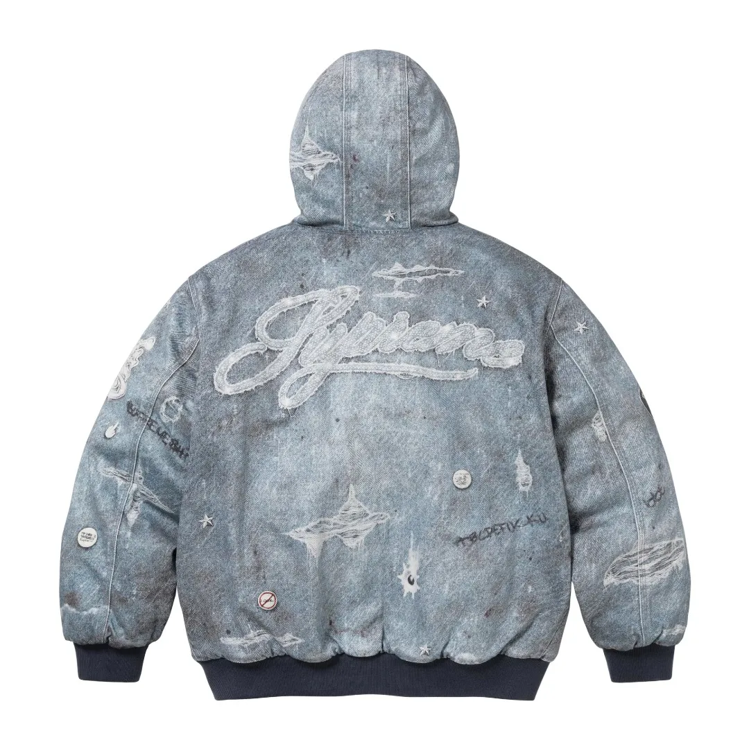 🅿️710 S281 Top Version Supreme HJR TROMPE L'OEIL HOODED WORK JACKET Parallax Printed Hooded Cotton Jacket High-density 12-ounce ring-spun cotton denim fabric Made of imported pure cotton high-count and high-density fabric, the fabric feels soft and silky, with drapey lines, light and delicate touch, skin-friendly feel and excellent breathability. The unique design style incorporates ink gradient elements. Digital direct inkjet technology After the pattern design is completed, foreign advanced penetration technology is combined with digital direct inkjet printing without destroying the style of the cloth surface. Digital direct-injection printing sprays color directly on the fabric. When the color is sprayed on the fabric and develops color, the pigment is a process of penetrating and sinking, so the color floating on the cloth must be darker than the color that penetrates. #Flower position cutting and sewing restores the pattern effect. The whole piece is aligned with the original version, and then cut using laser alignment to set the point, which greatly reduces the error. The left and right sides of the placket are symmetrical and spliced ​​into a complete pattern. All zippers are molded and customized, and the sewing process is also carried out in strict accordance with the corresponding requirements to ensure consistent restoration.  Size:S~XL