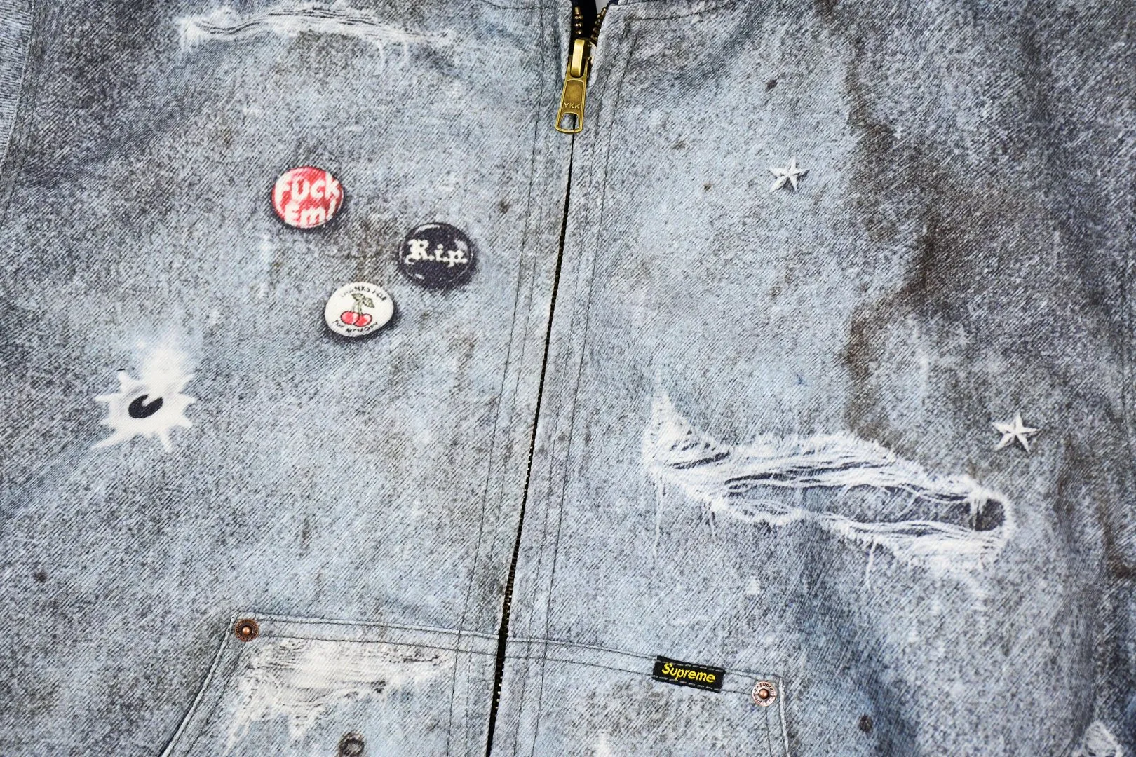 🅿️710 S281 Top Version Supreme HJR TROMPE L'OEIL HOODED WORK JACKET Parallax Printed Hooded Cotton Jacket High-density 12-ounce ring-spun cotton denim fabric Made of imported pure cotton high-count and high-density fabric, the fabric feels soft and silky, with drapey lines, light and delicate touch, skin-friendly feel and excellent breathability. The unique design style incorporates ink gradient elements. Digital direct inkjet technology After the pattern design is completed, foreign advanced penetration technology is combined with digital direct inkjet printing without destroying the style of the cloth surface. Digital direct-injection printing sprays color directly on the fabric. When the color is sprayed on the fabric and develops color, the pigment is a process of penetrating and sinking, so the color floating on the cloth must be darker than the color that penetrates. #Flower position cutting and sewing restores the pattern effect. The whole piece is aligned with the original version, and then cut using laser alignment to set the point, which greatly reduces the error. The left and right sides of the placket are symmetrical and spliced ​​into a complete pattern. All zippers are molded and customized, and the sewing process is also carried out in strict accordance with the corresponding requirements to ensure consistent restoration.  Size:S~XL