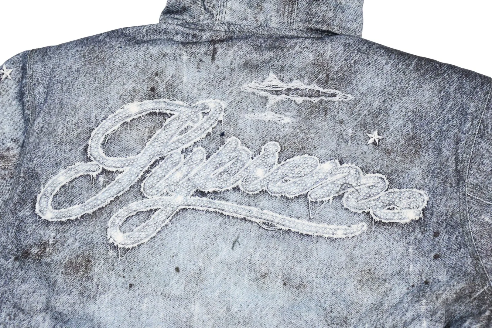 🅿️710 S281 Top Version Supreme HJR TROMPE L'OEIL HOODED WORK JACKET Parallax Printed Hooded Cotton Jacket High-density 12-ounce ring-spun cotton denim fabric Made of imported pure cotton high-count and high-density fabric, the fabric feels soft and silky, with drapey lines, light and delicate touch, skin-friendly feel and excellent breathability. The unique design style incorporates ink gradient elements. Digital direct inkjet technology After the pattern design is completed, foreign advanced penetration technology is combined with digital direct inkjet printing without destroying the style of the cloth surface. Digital direct-injection printing sprays color directly on the fabric. When the color is sprayed on the fabric and develops color, the pigment is a process of penetrating and sinking, so the color floating on the cloth must be darker than the color that penetrates. #Flower position cutting and sewing restores the pattern effect. The whole piece is aligned with the original version, and then cut using laser alignment to set the point, which greatly reduces the error. The left and right sides of the placket are symmetrical and spliced ​​into a complete pattern. All zippers are molded and customized, and the sewing process is also carried out in strict accordance with the corresponding requirements to ensure consistent restoration.  Size:S~XL
